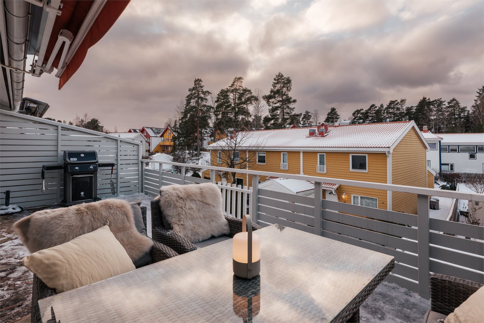 Her er det god plass for utemøbler og grill.