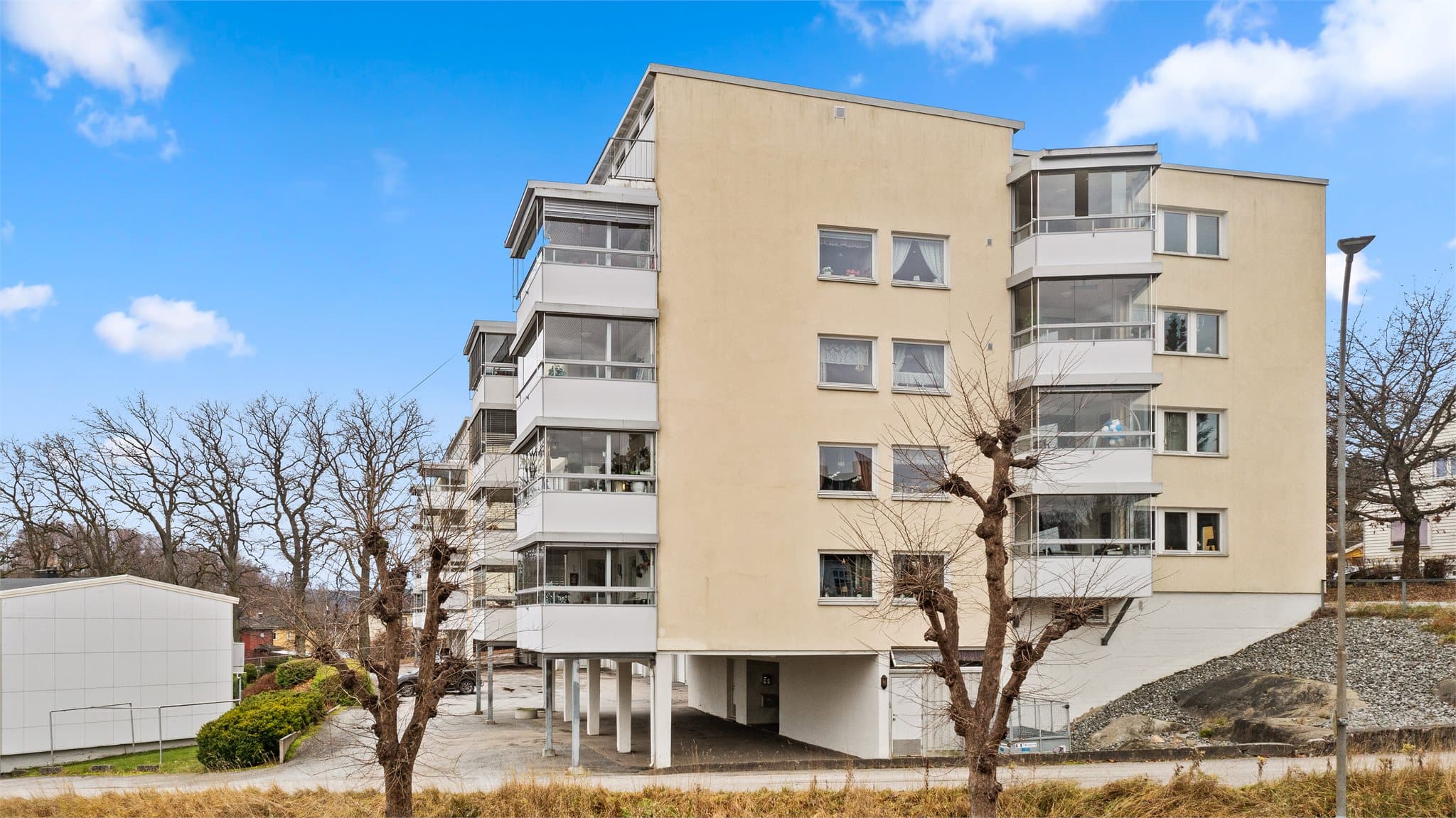En lettstelt leilighet beliggenhet i 2. etasje med enkel adkomst via trapp eller heis.