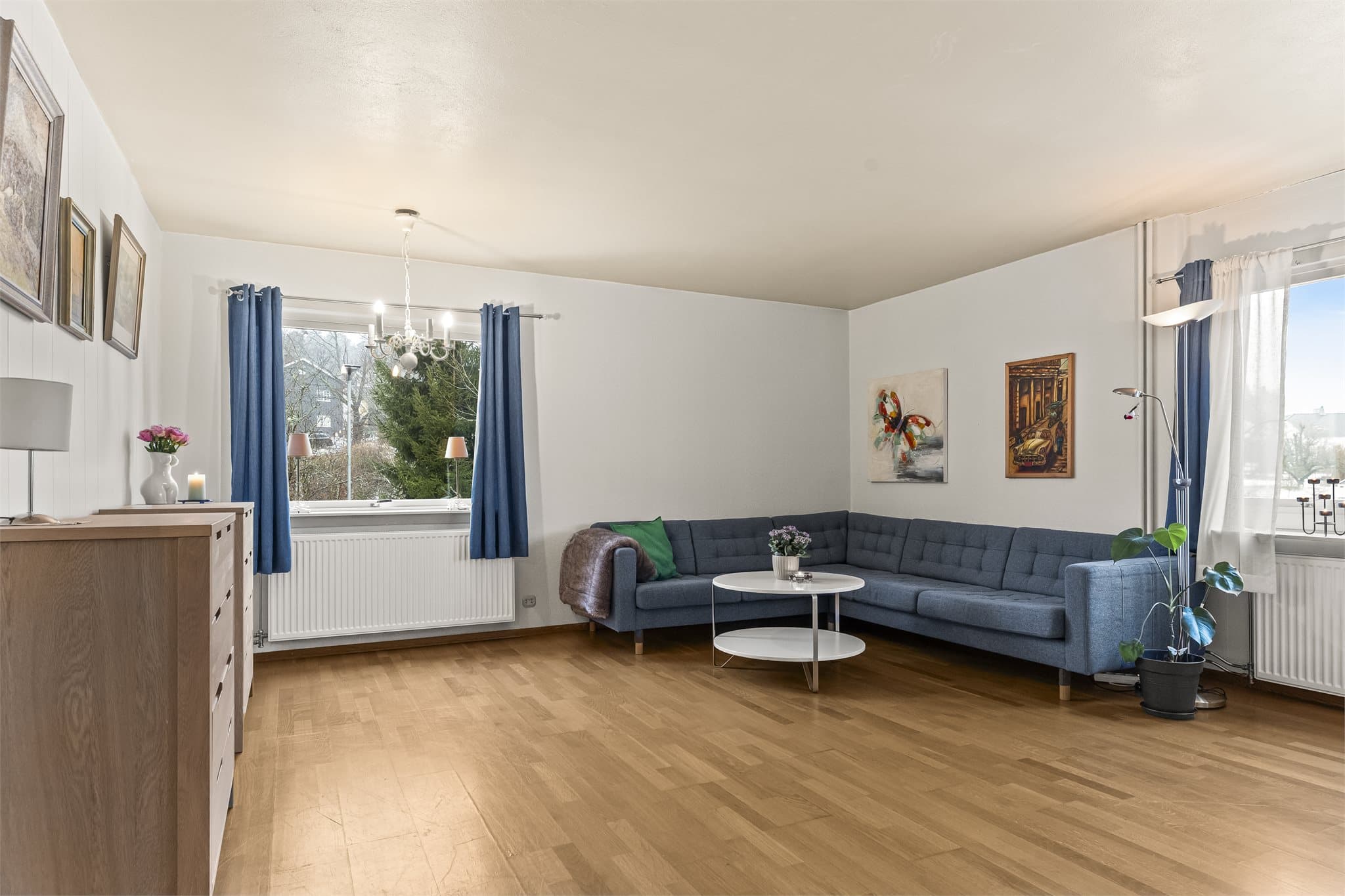 Stuen har god plass både til sofagruppe og evt. spisestueløsning.