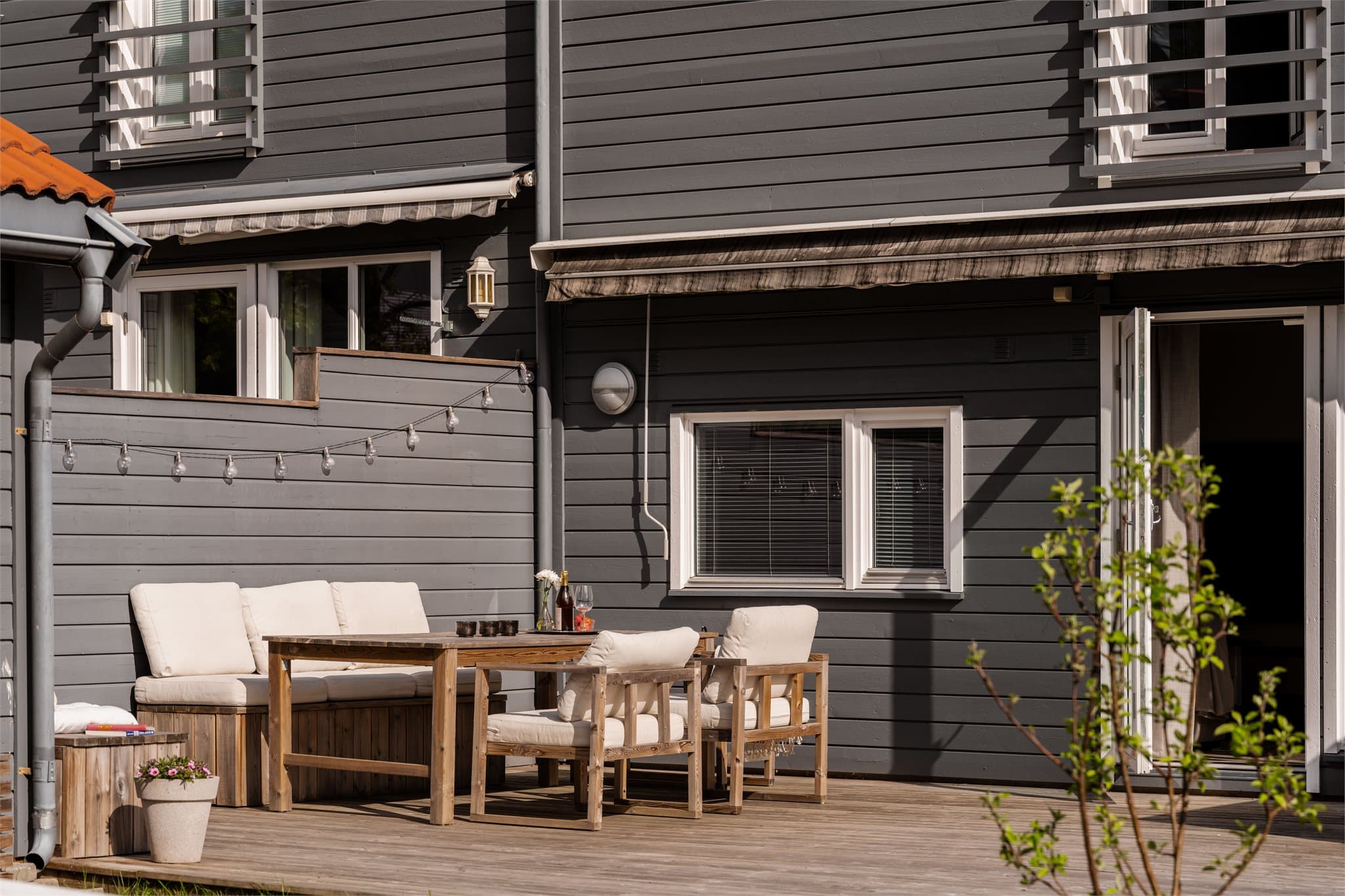 Her får dere et stort og innholdsrikt hjem med mye boltreplass både ute og inne.