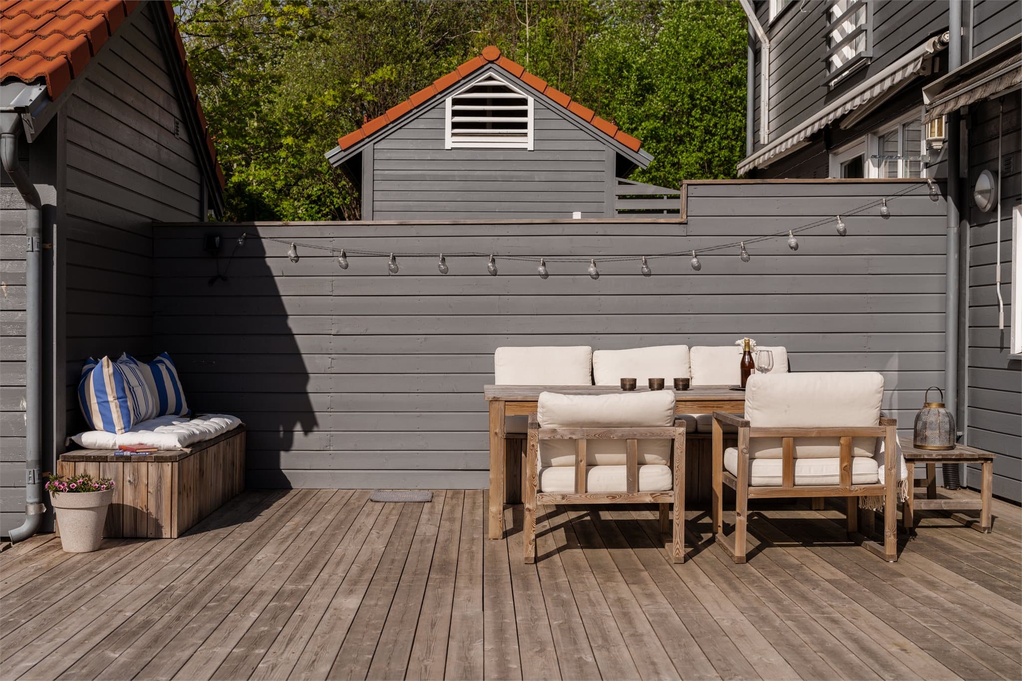 Terrassen er 35 m² og har plass til flere sittegrupper, grill og alt som hører sommeren med.