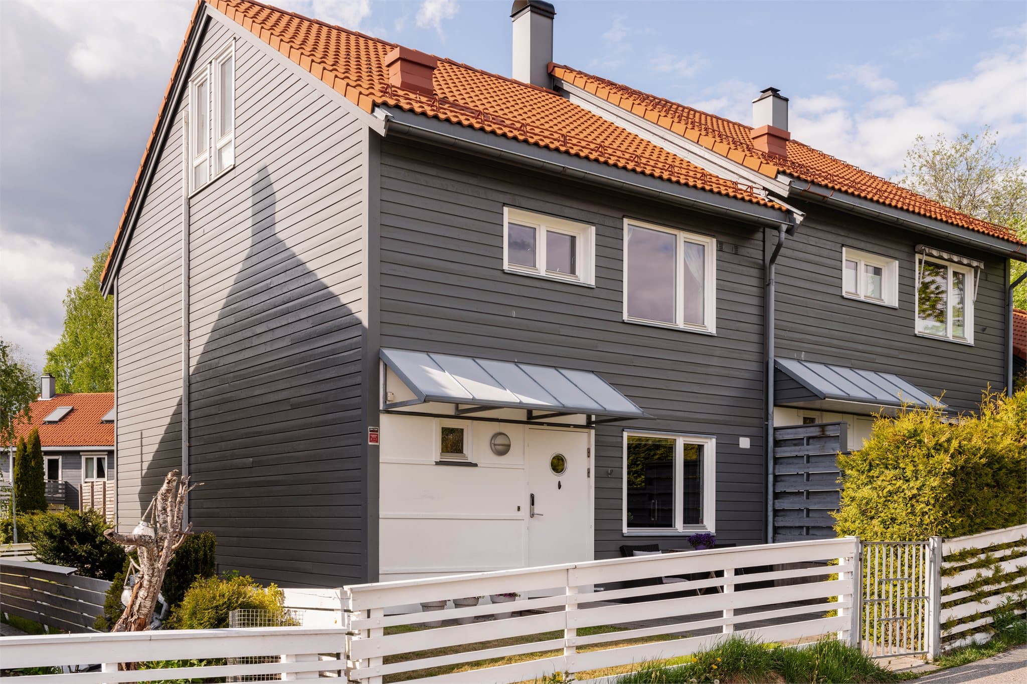 Dette er et innholdsrikt og innbydende hjem med god boltreplass for hele familien.