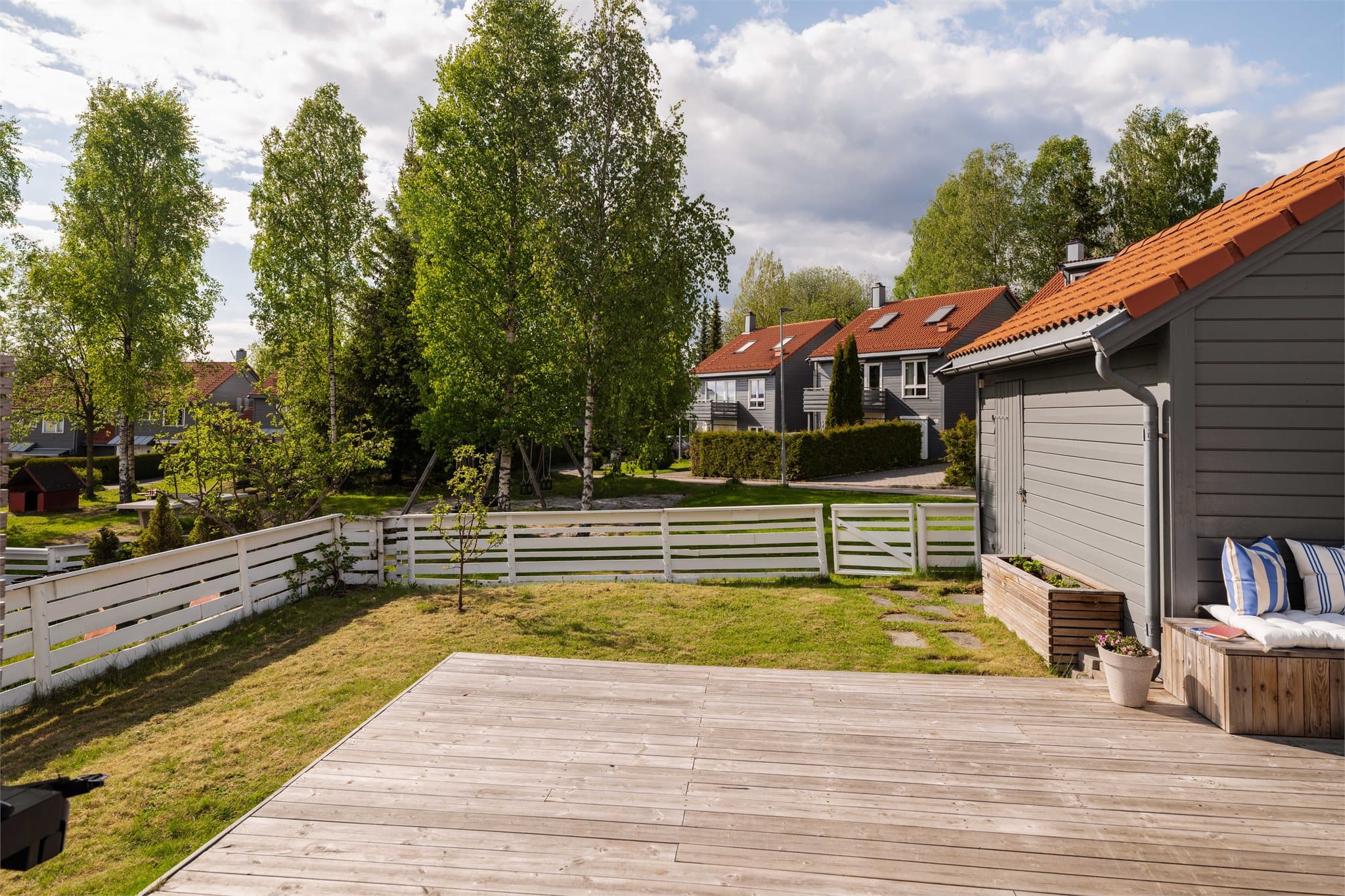Tomten er flat og lettstelt, og på den store terrassen kan dere nyte sommerdagene med direkte adkomst til hagen.