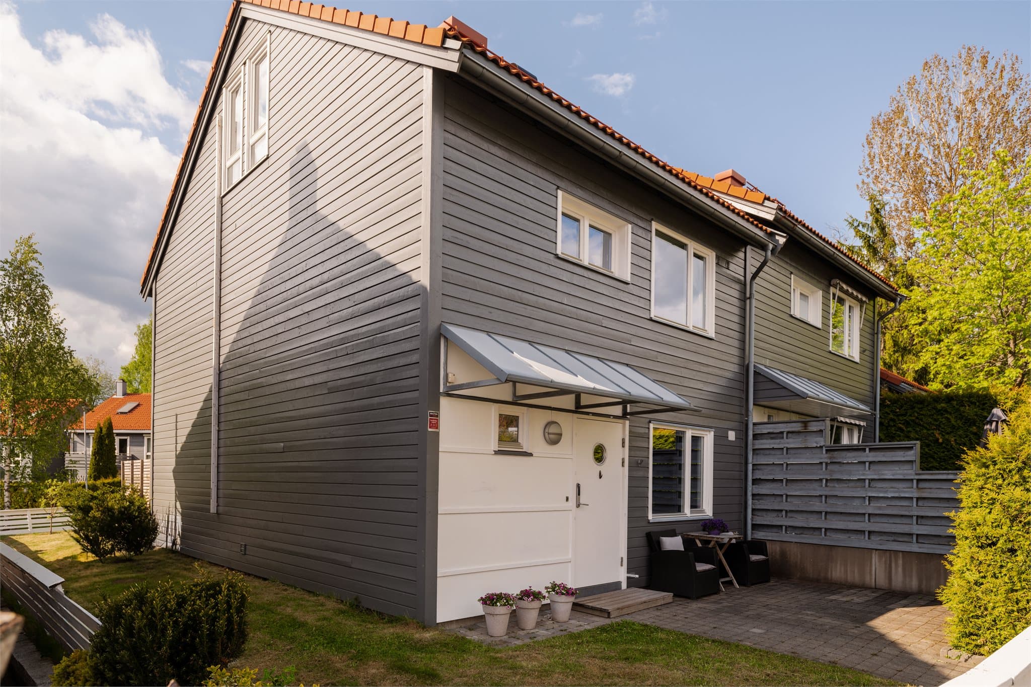 Hagen strekker seg rundt huset og helt frem til inngangsdøren - velkommen hjem!
