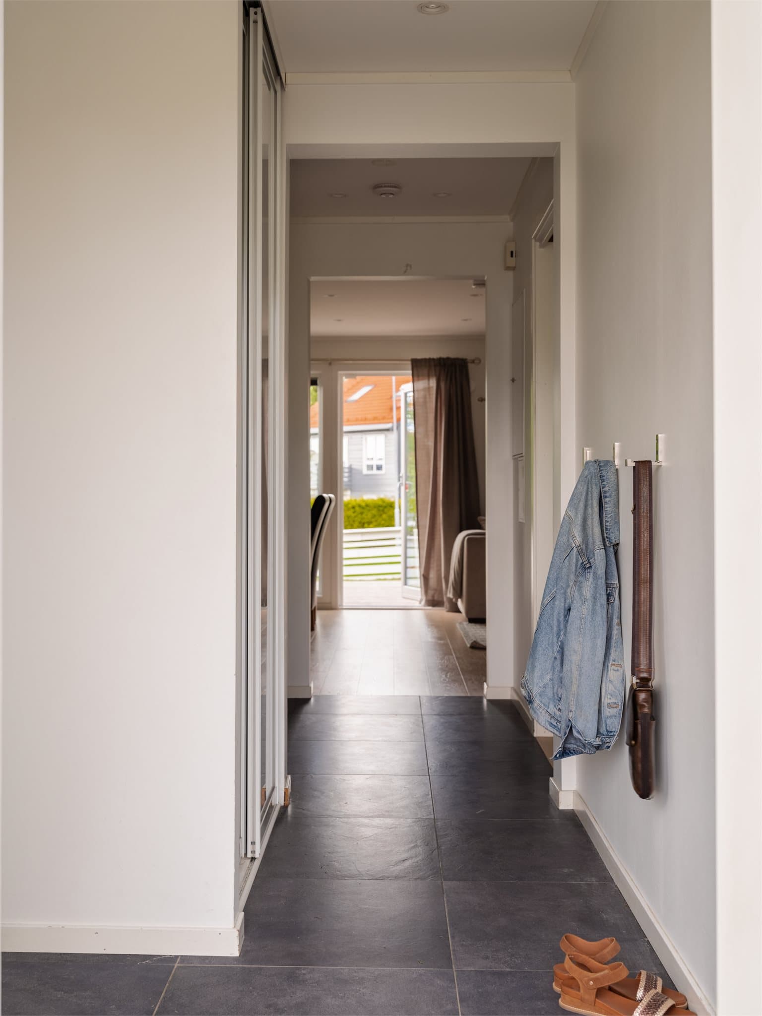 Bak inngangsdøren blir dere møtt av en lys entré med garderobe for både yttertøy og sko.