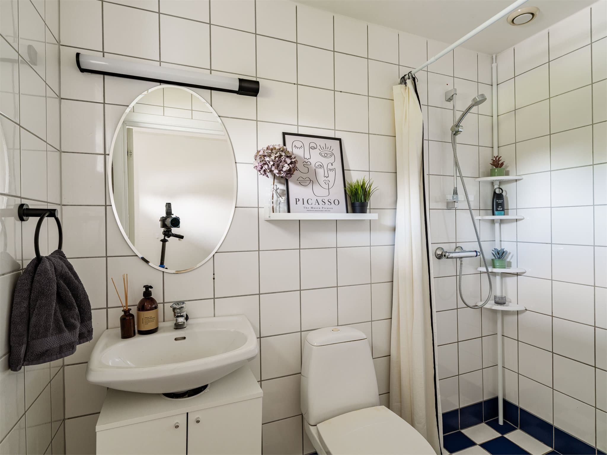 Bad i 1. etasje med flislagte overflater og varme i gulv.