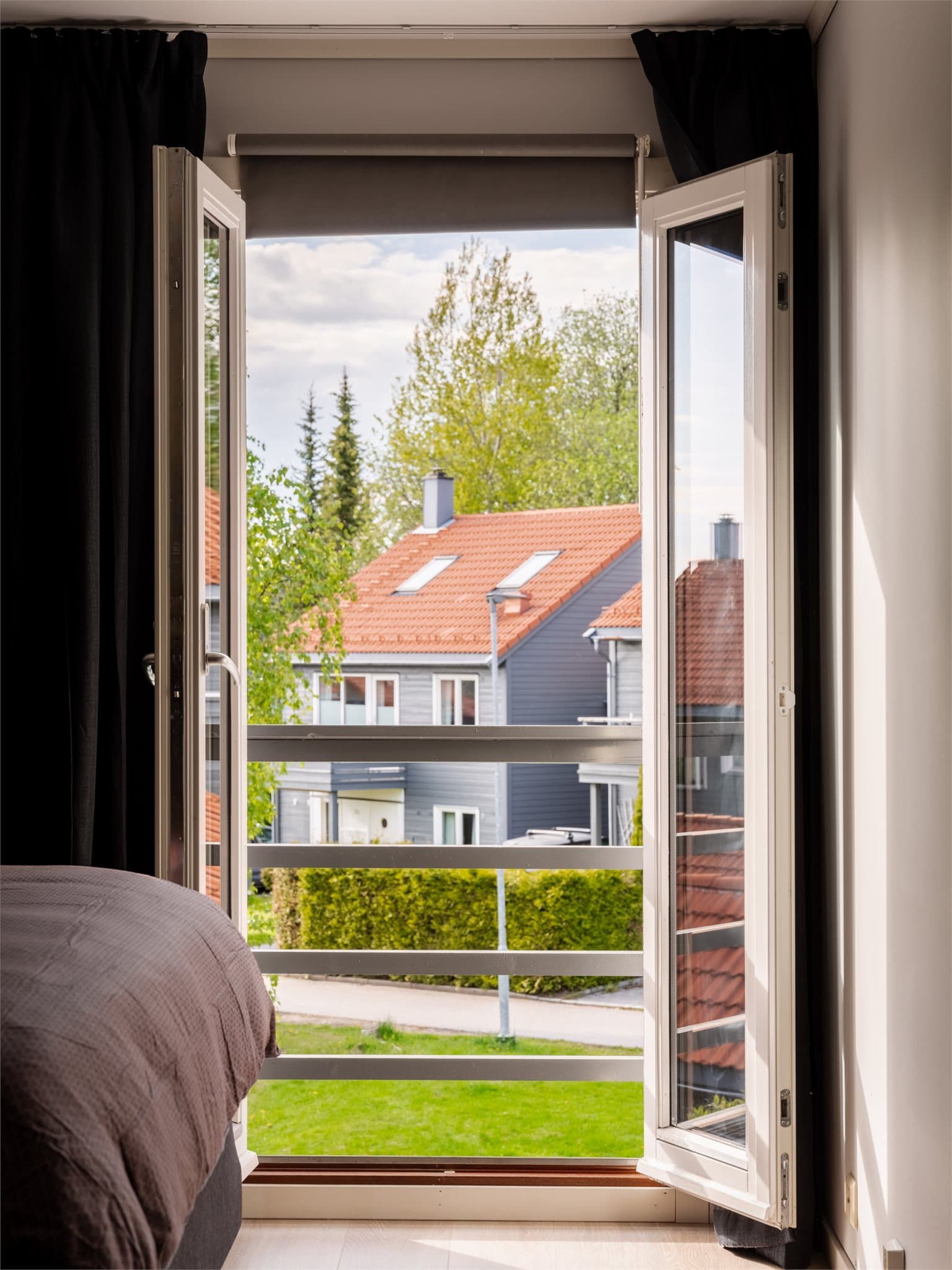 Utenfor ser vi et rolig og frodig nabolag.