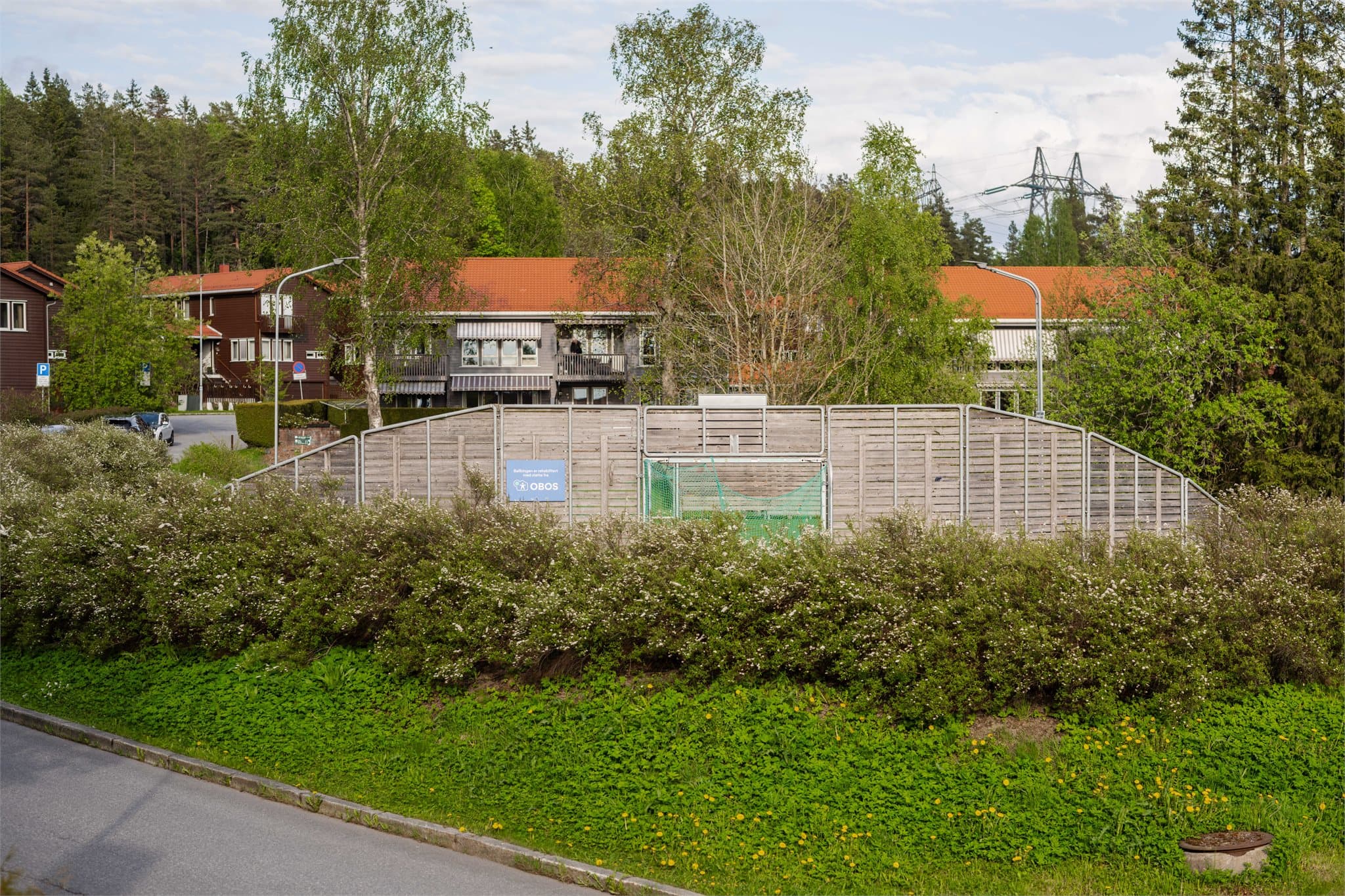 Her bor dere i et etablert og barnevennlig område med hovedsakelig rekkehus og eneboliger, omgitt av grønne omgivelser.