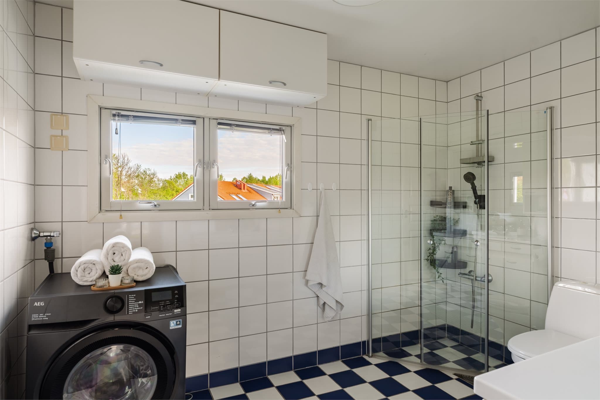 Bad i 2. etasje! Flislagte overflater og deilig varme i gulvet.