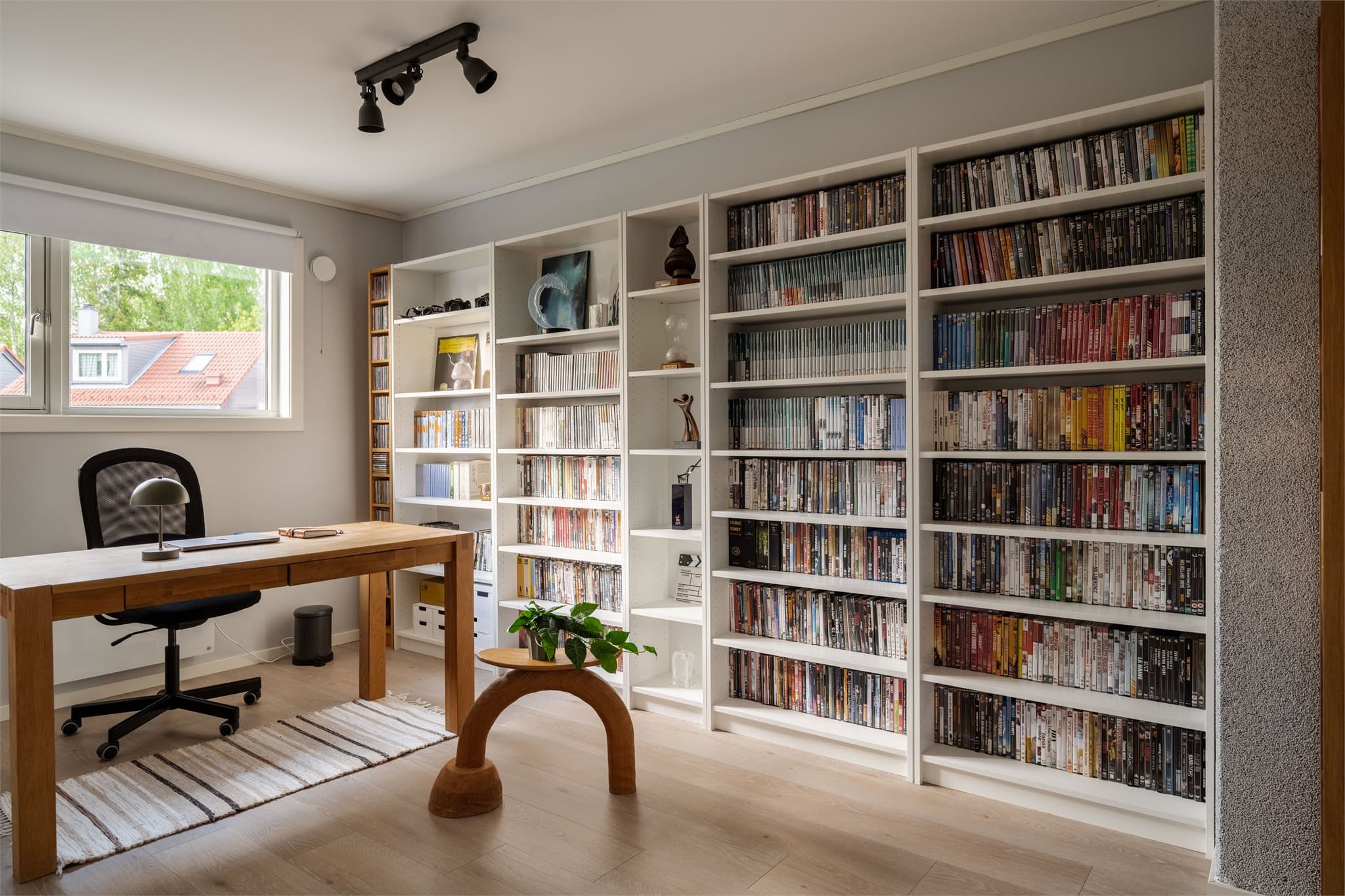 Etasjens tredje soverom benyttes i dag som kontor og bibliotek.