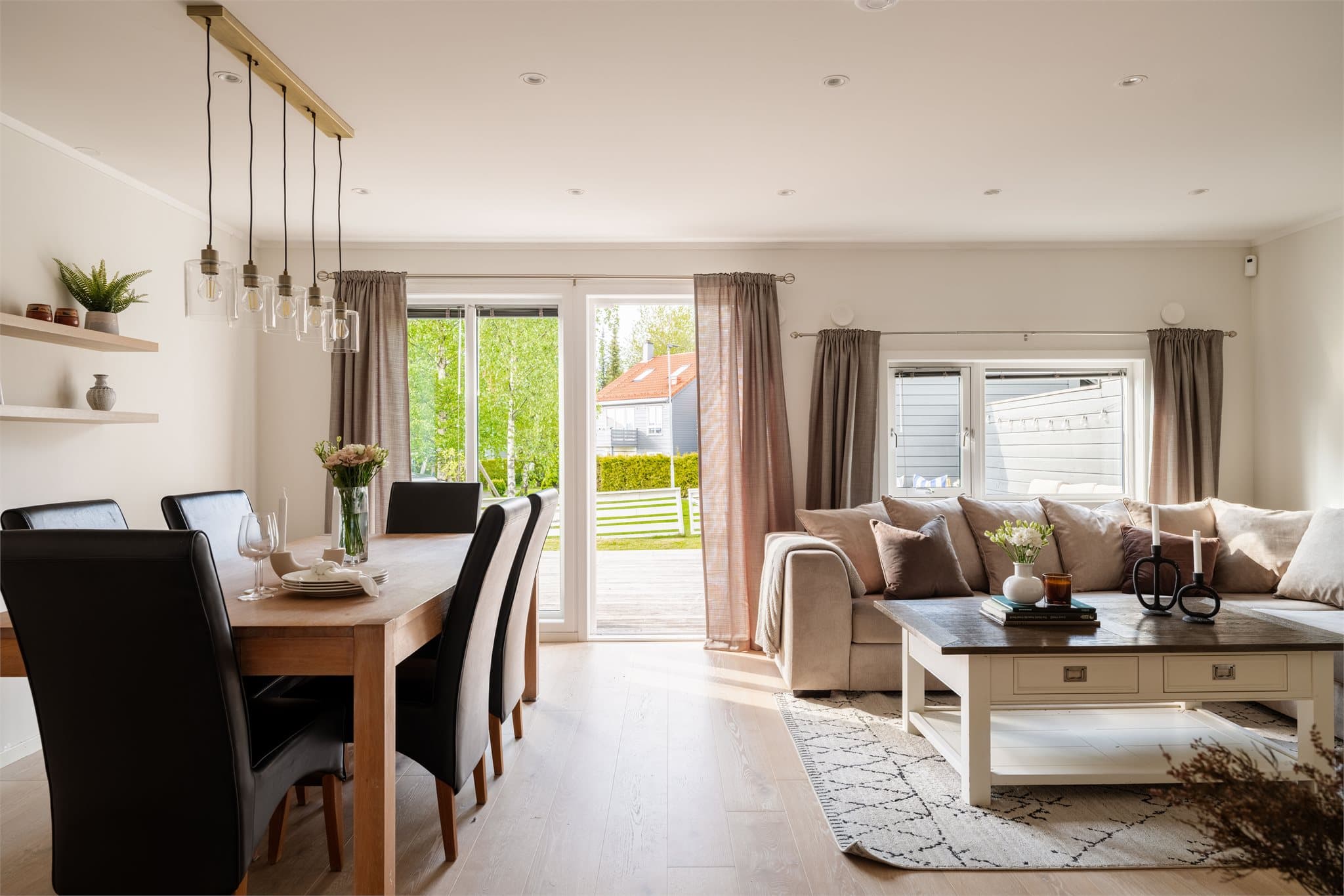 Stuen byr på plass til spiseplass og sofagruppe, samt direkte utgang til hagen.