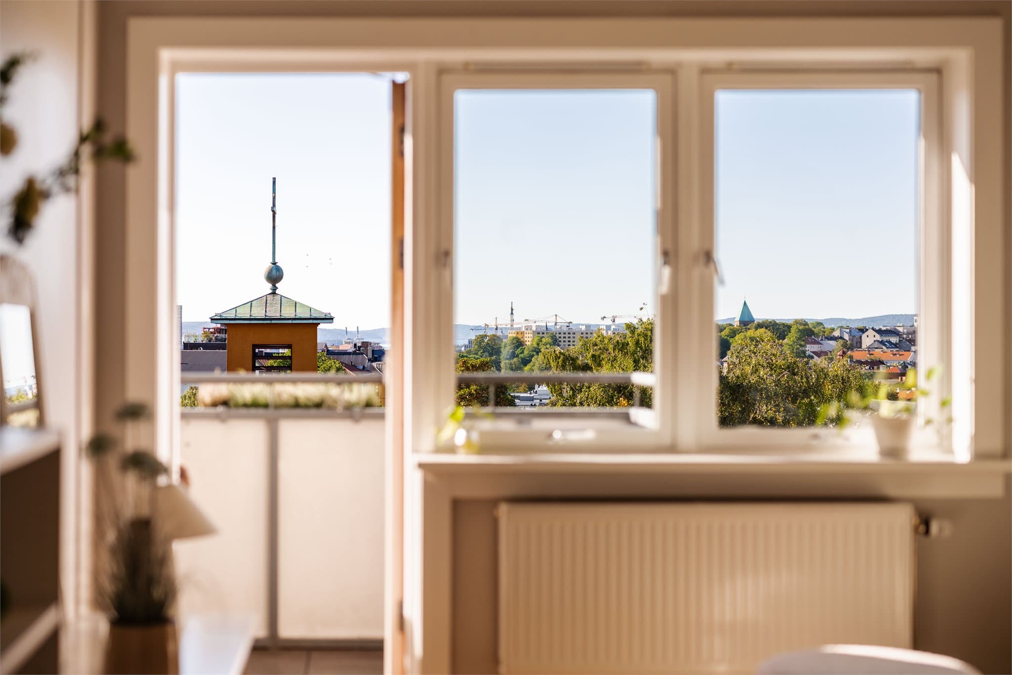 Store vindusflater som rammer inn den spektakulære utsikten!