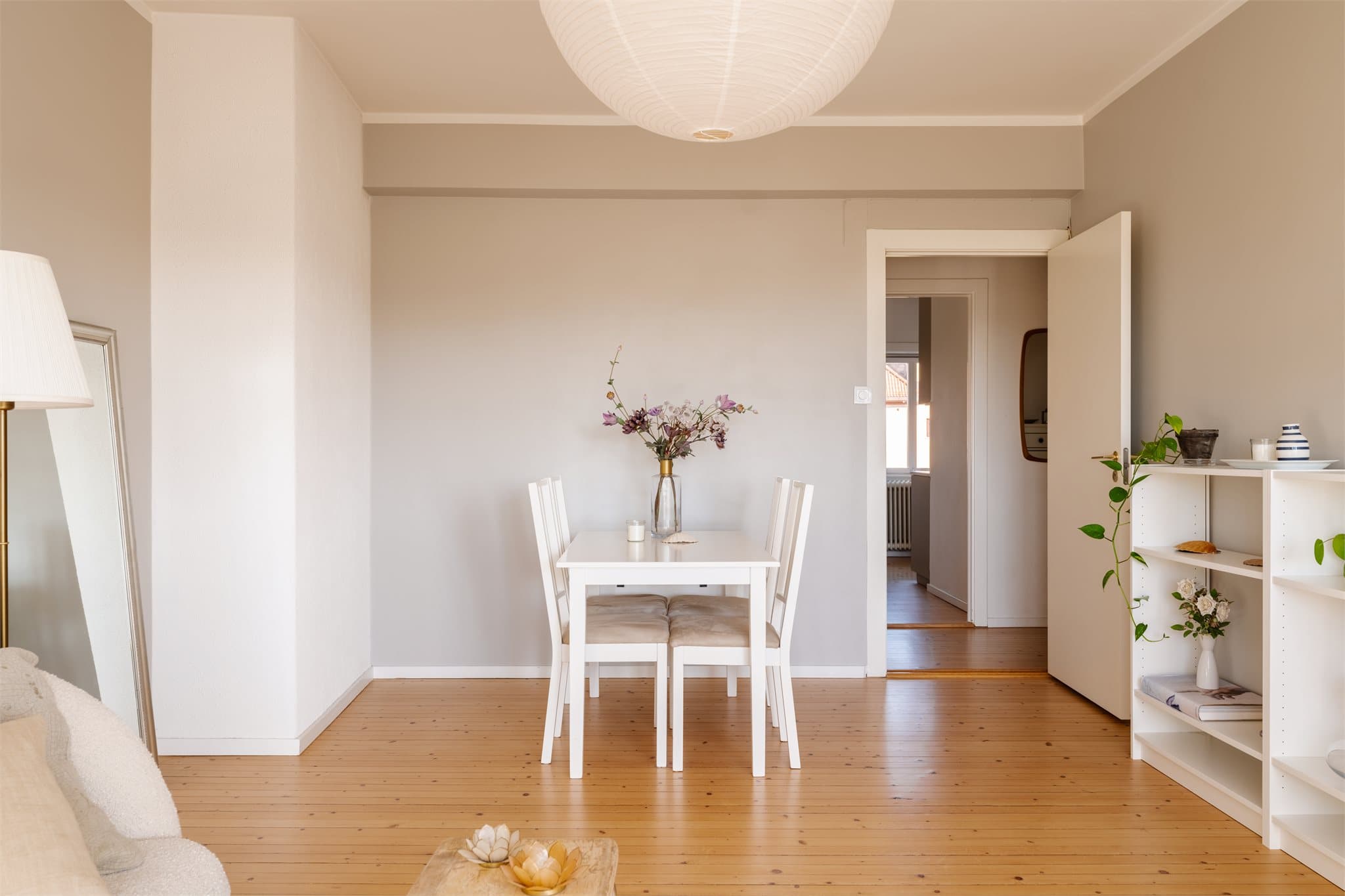 I stuen har man også god plass til spisebord med tilhørende møblement samt. øvrig interiør etter ønske - noe som gjør rommet til et sosialt og hyggelig allrom.