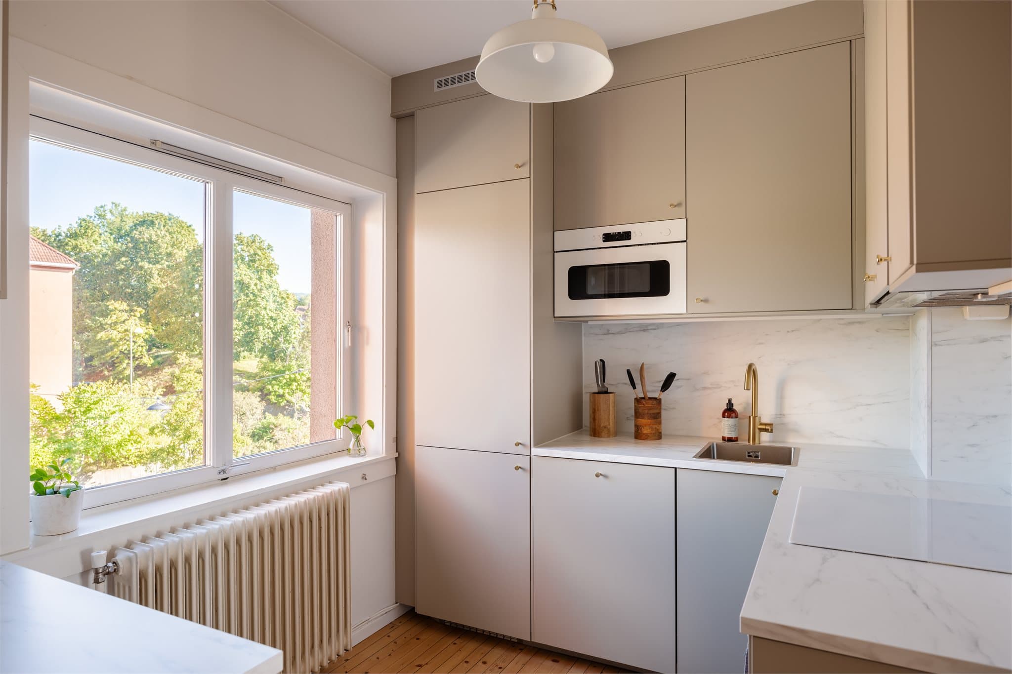 Denne leiligheten er gjennomgående, noe som skaper en lys og luftig atmosfære uansett hvor i boligen man befinner seg.