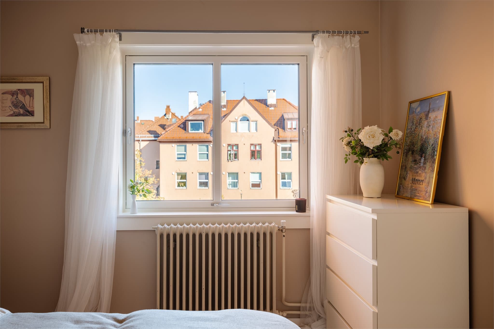 Her er det godt med naturlig lys fra vindu og flere innredningsmuligheter.