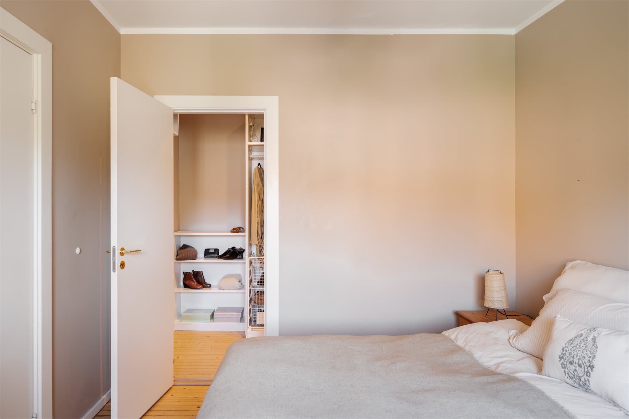 Soverommet har direkte adgang til egen walk-in.