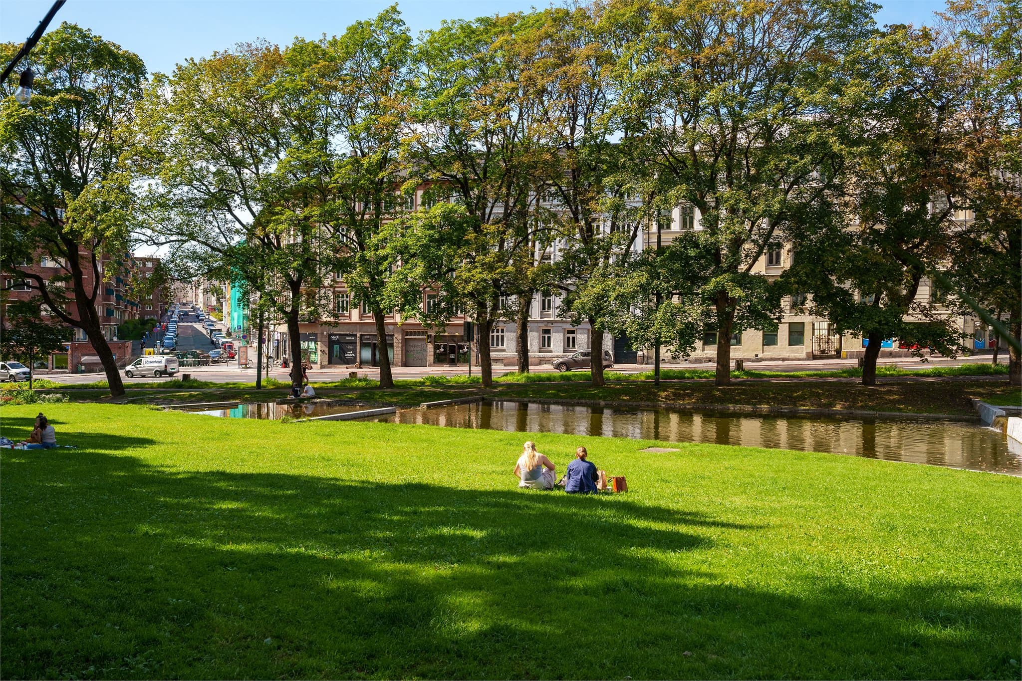 En liten gåtur fra leiligheten, har du Alexander Kiellands Plass, med et stort utvalg av butikker, restauranter og kaféer.
