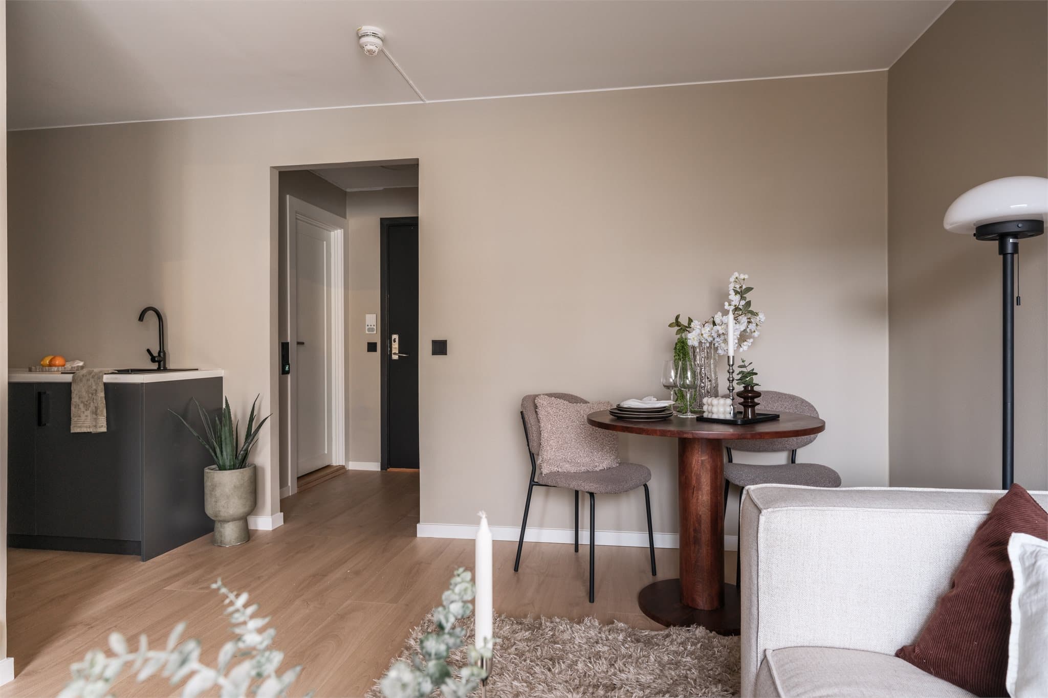 Stuen er leilighetens sentrale rom, med en åpen løsning mot kjøkkenet.