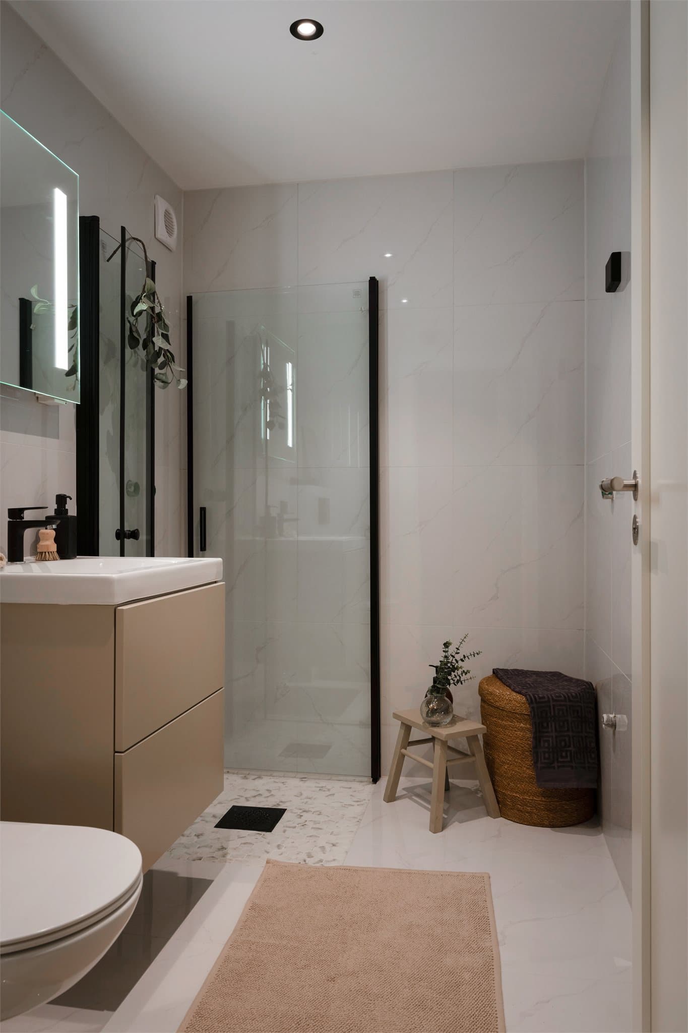 Dusjhjørnet har innfellbare glassdører som frigjør gulvplass når dusjen ikke er i bruk.