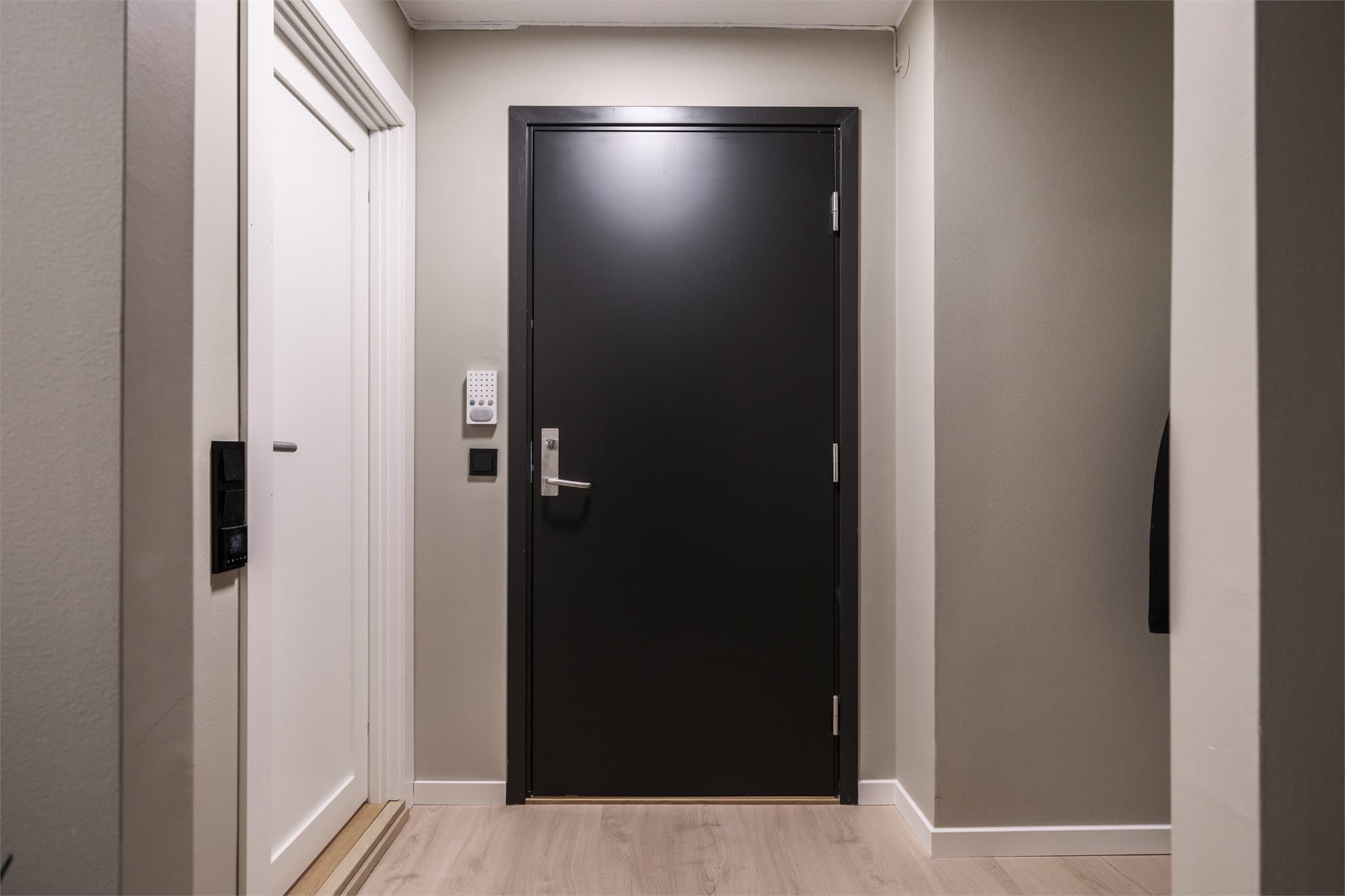 Du trer inn i en lys entré med plass til å henge fra seg yttertøy.