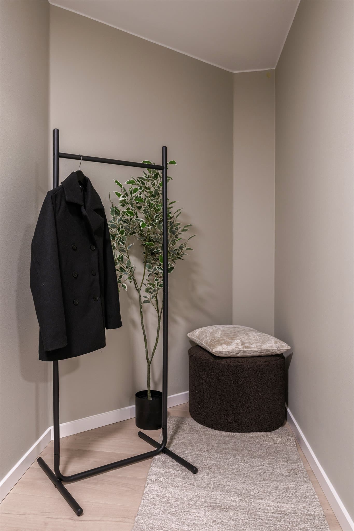 En praktisk nisje gir mulighet for en liten sittebenk eller ekstra oppbevaring.