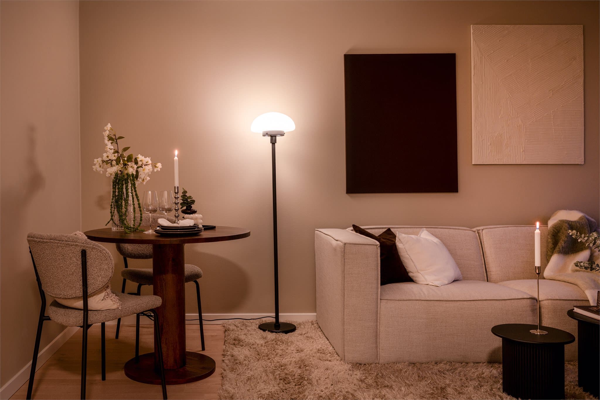 Her er det god plass til en sofagruppe for hyggelige kvelder.