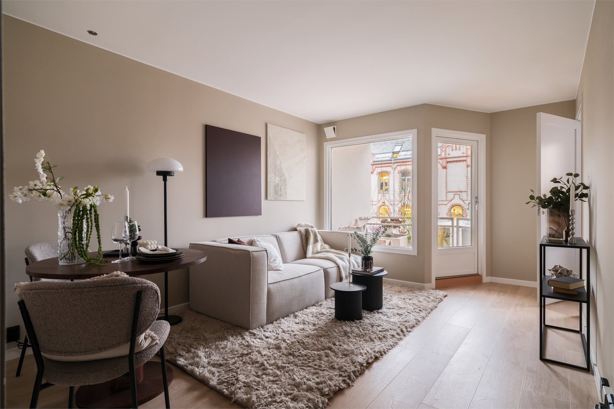 Rommet er enkelt å møblere med plass til både sofagruppe og en spiseplass.