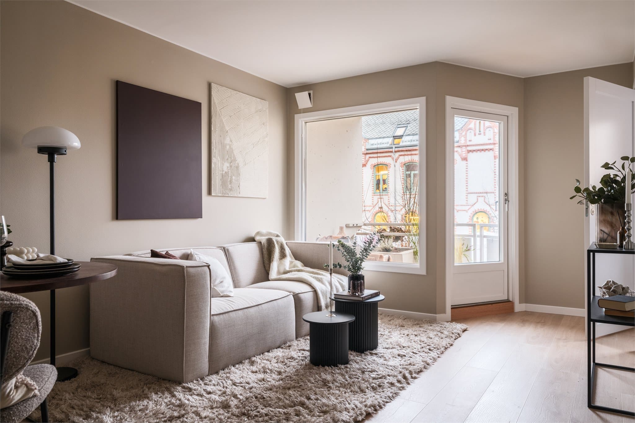 Et stort vindu og glassdør til balkongen slipper inn rikelig med dagslys.