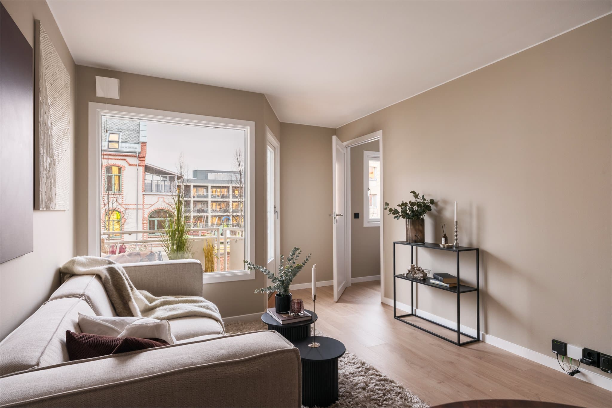 Den åpne planløsningen gir en god romfølelse og flyt mellom sonene.