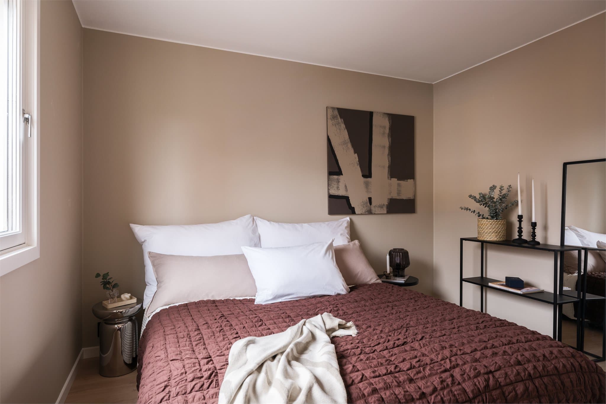 Soverommet har en god størrelse med plass til dobbeltseng.