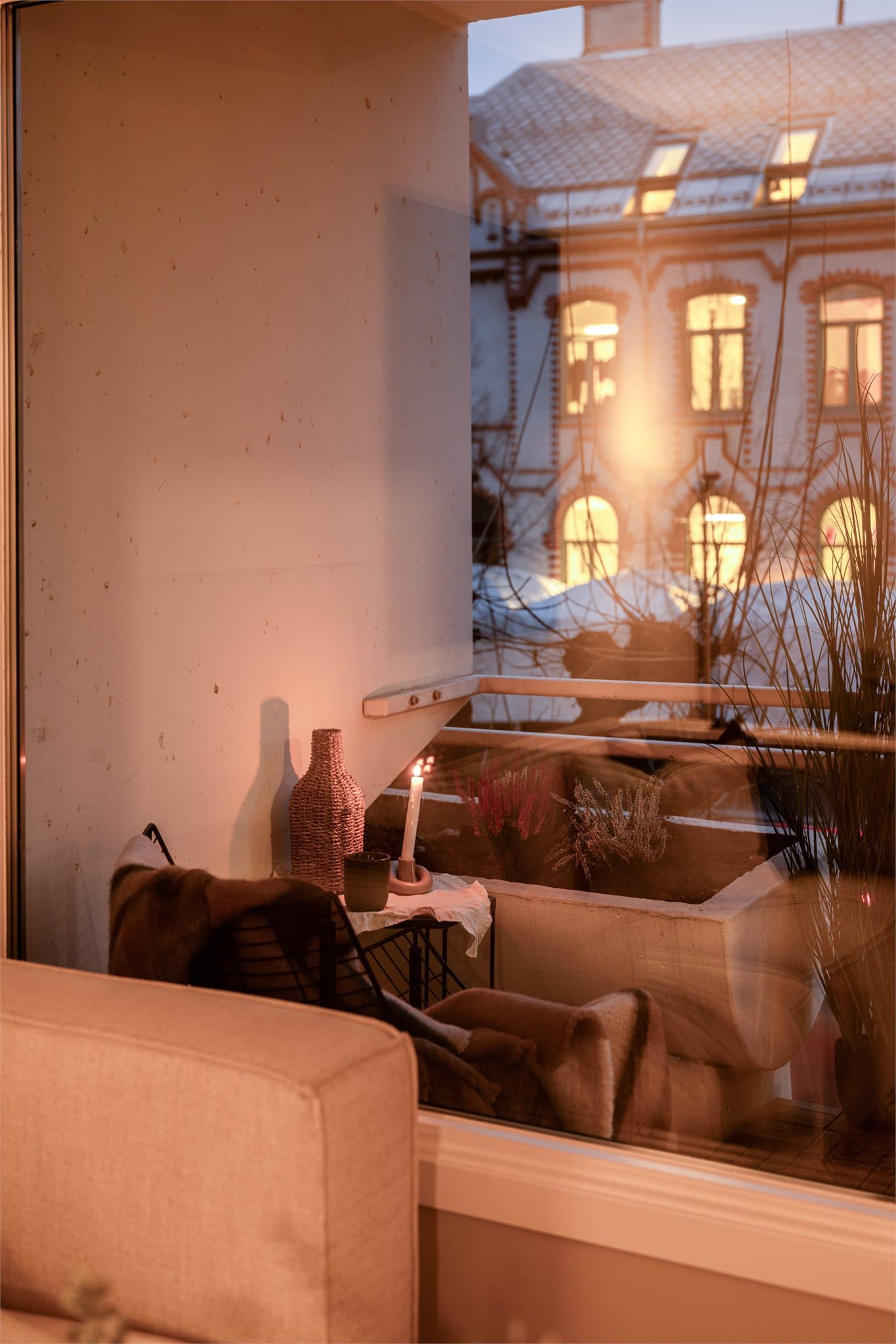 Utsyn til balkongen fra sofakroken, som blir en forlengelse av rommet.