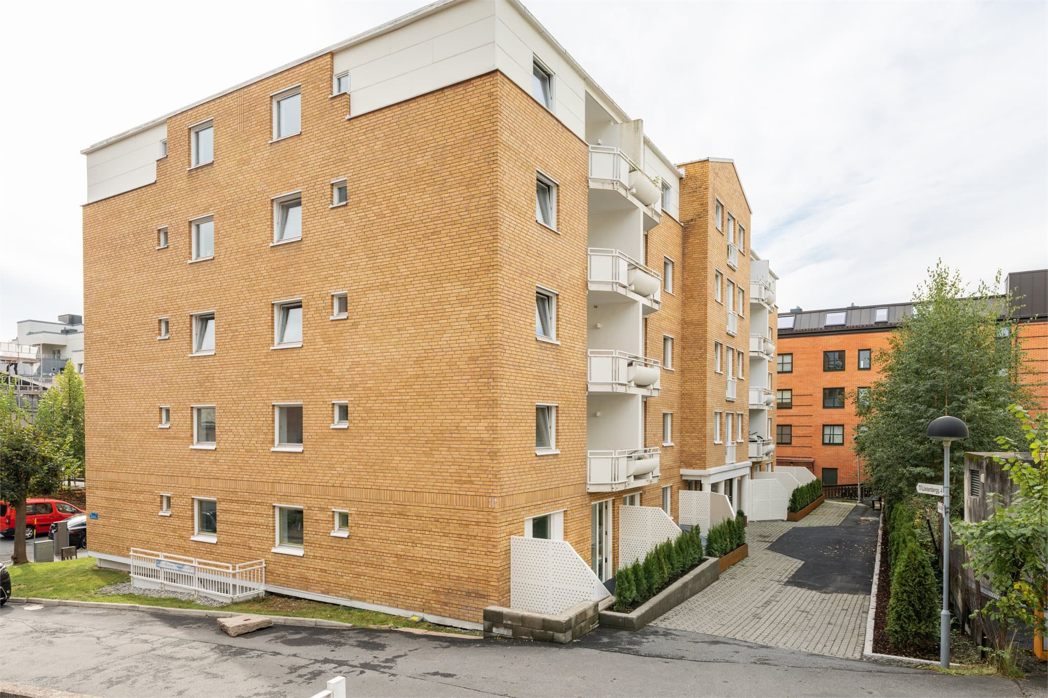 Leiligheten ligger i en klassisk bygård med teglsteinsfasade.