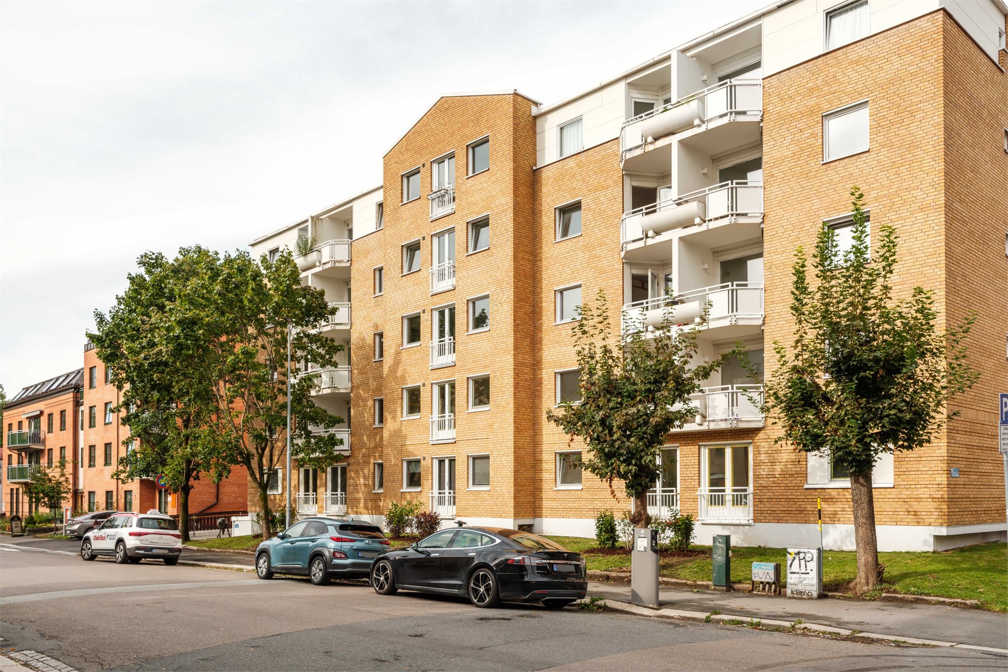 Nærmeste bussholdeplass er Tannlegehøyskolen, kun to minutter unna, med hyppige avganger for linje 37.