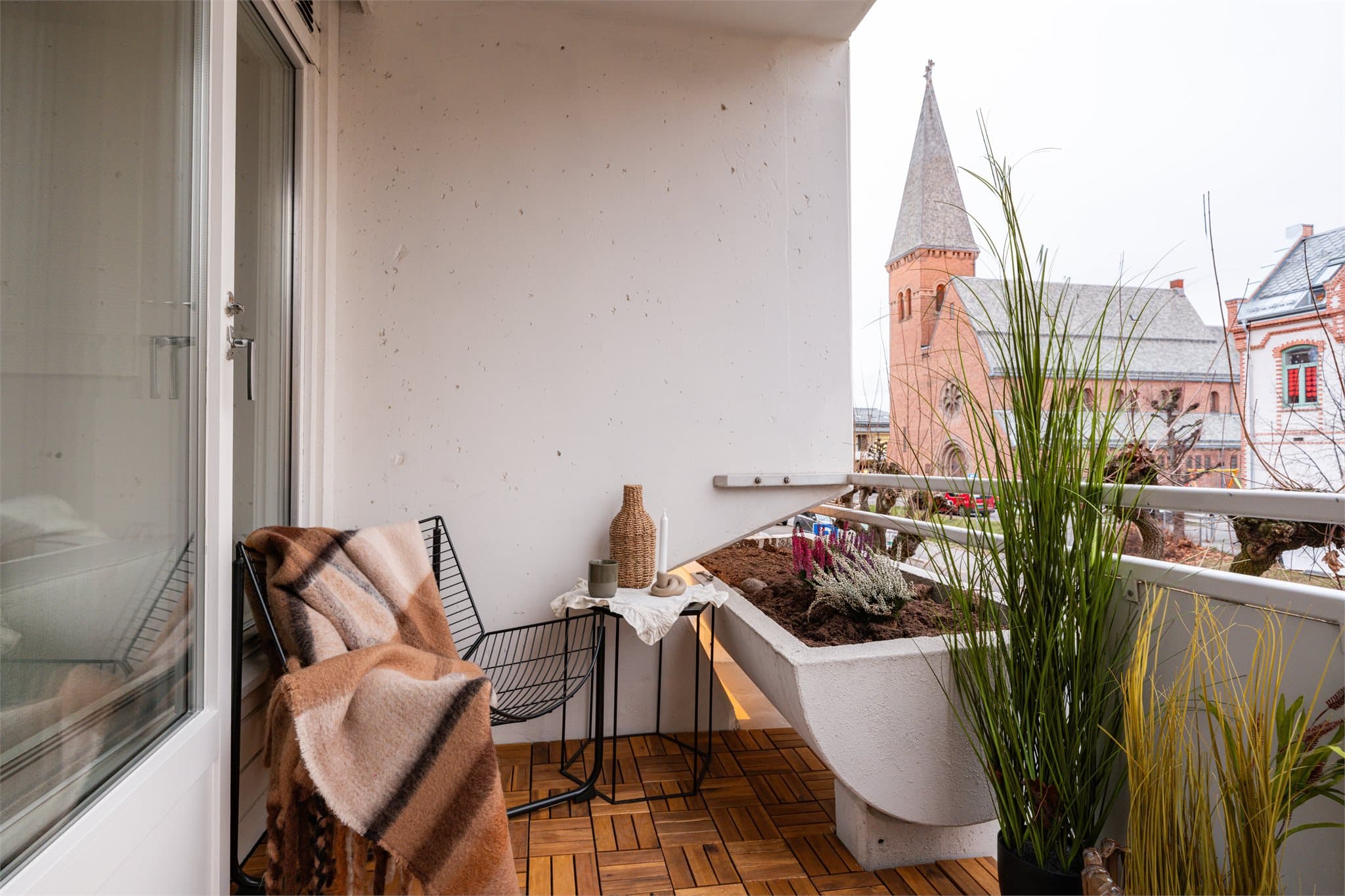 Balkongen har treheller på gulvet og god plass til en sittegruppe.