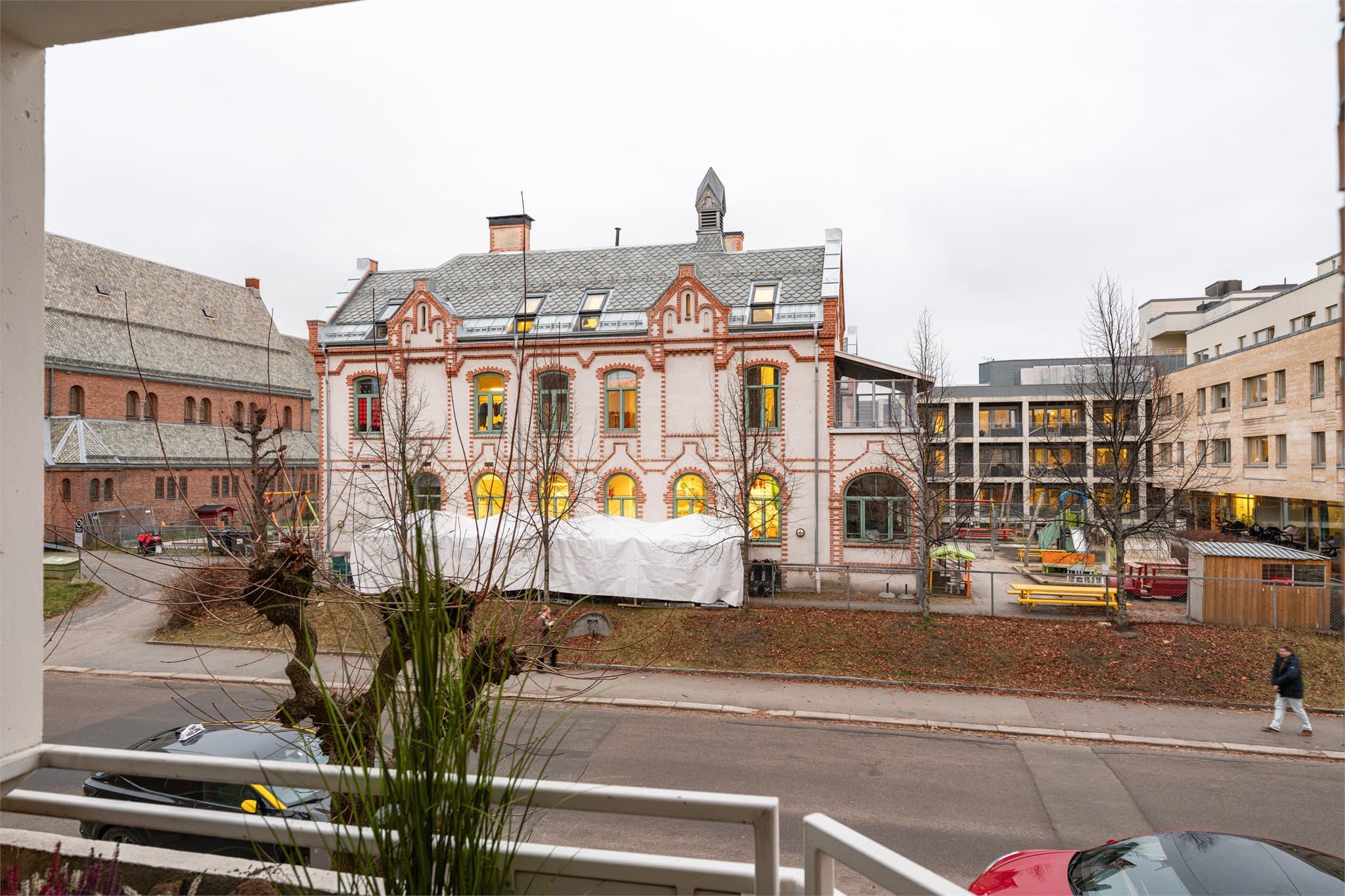 Fra leiligheten har man utsyn over et etablert og fredelig nabolag.