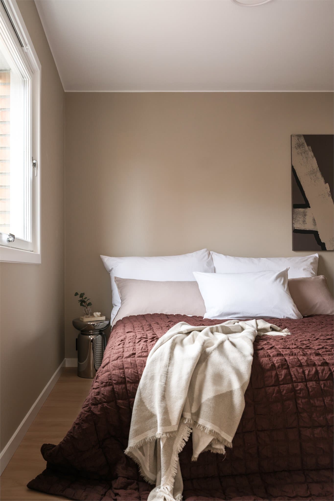 Rommet har et behagelig lysinnfall fra vinduet.