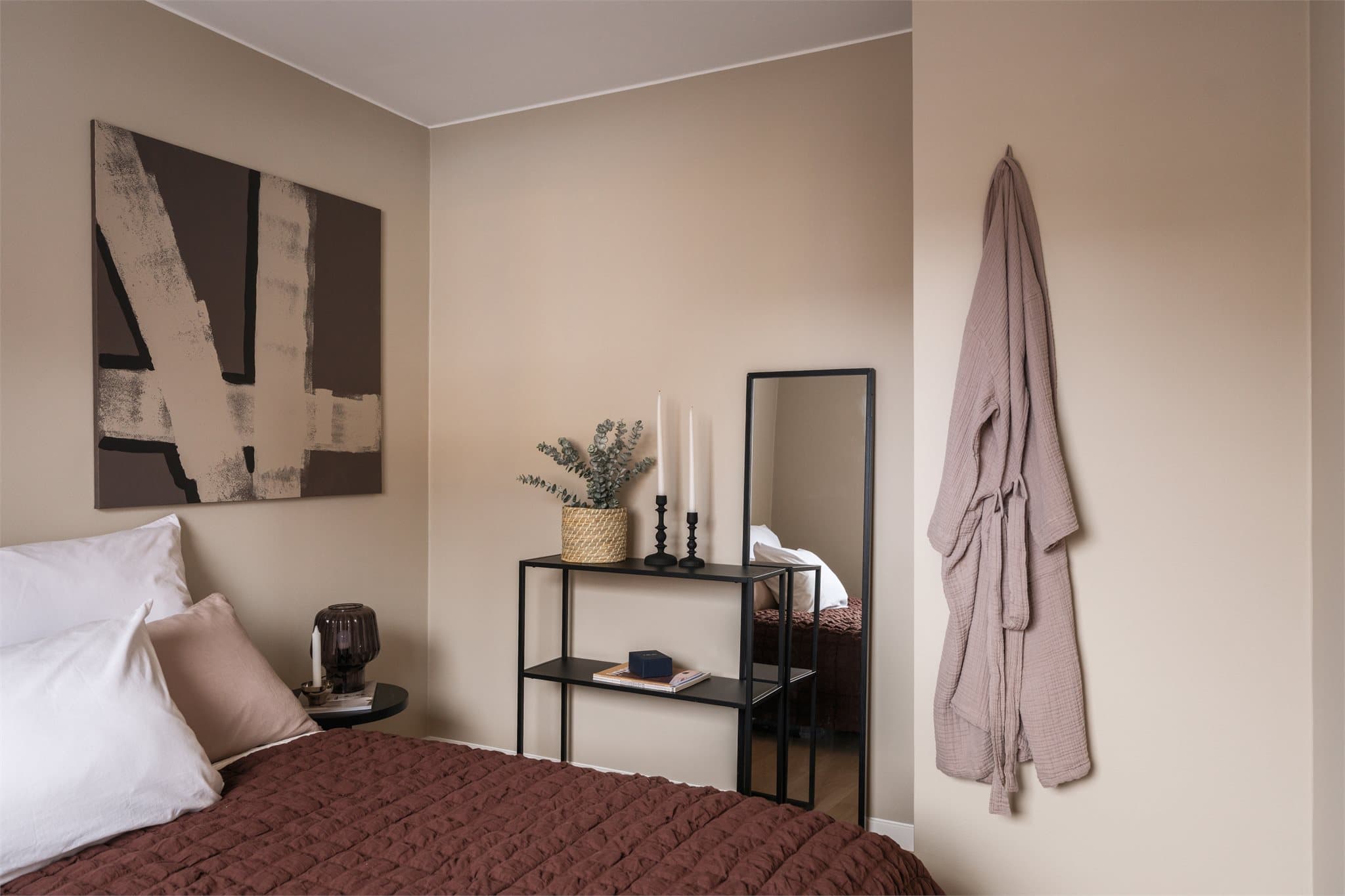 Her er det også plass til nattbord og en liten kommode eller klesstativ.