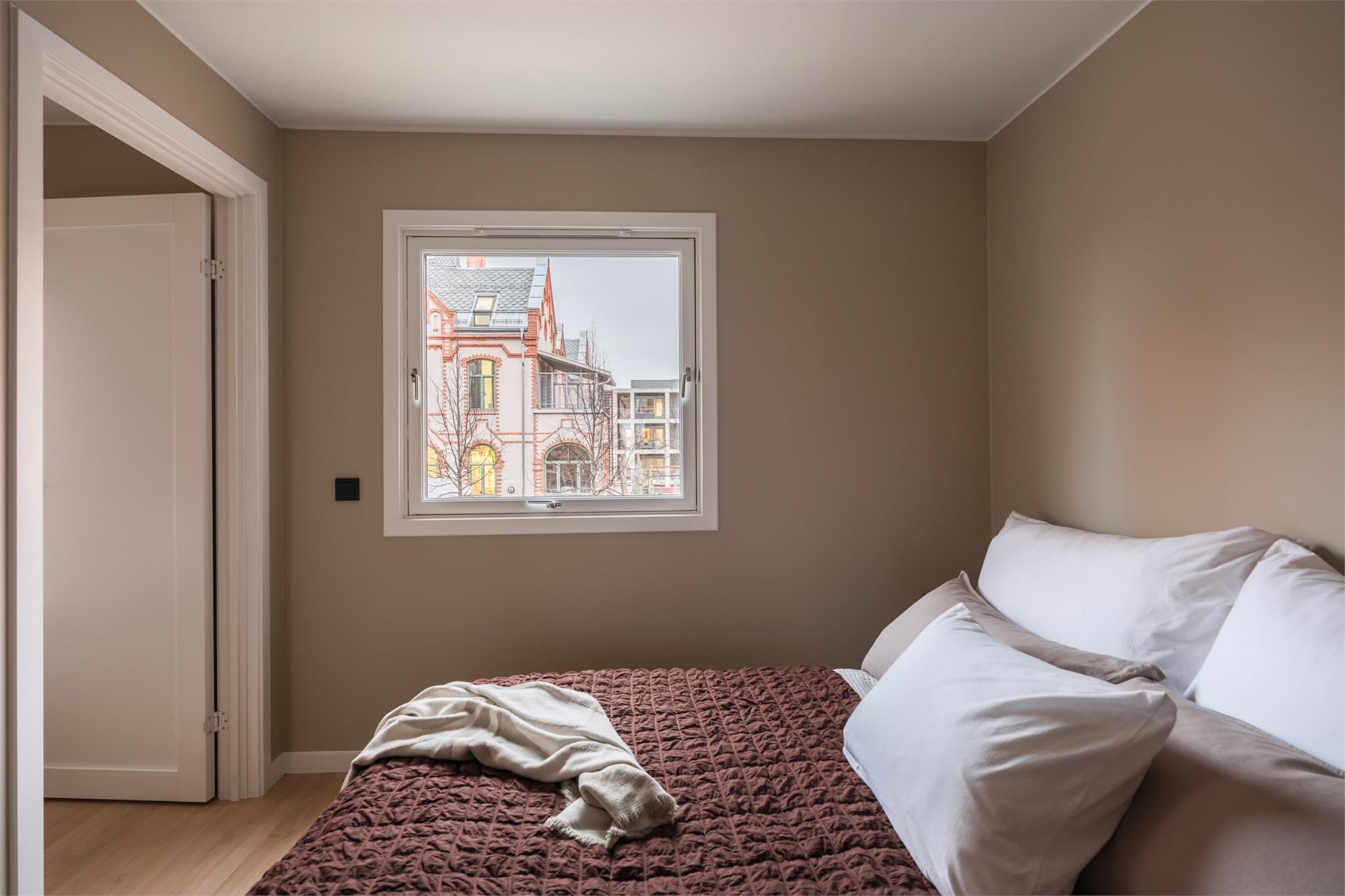 Overflatene i leiligheten er oppusset i 2025.