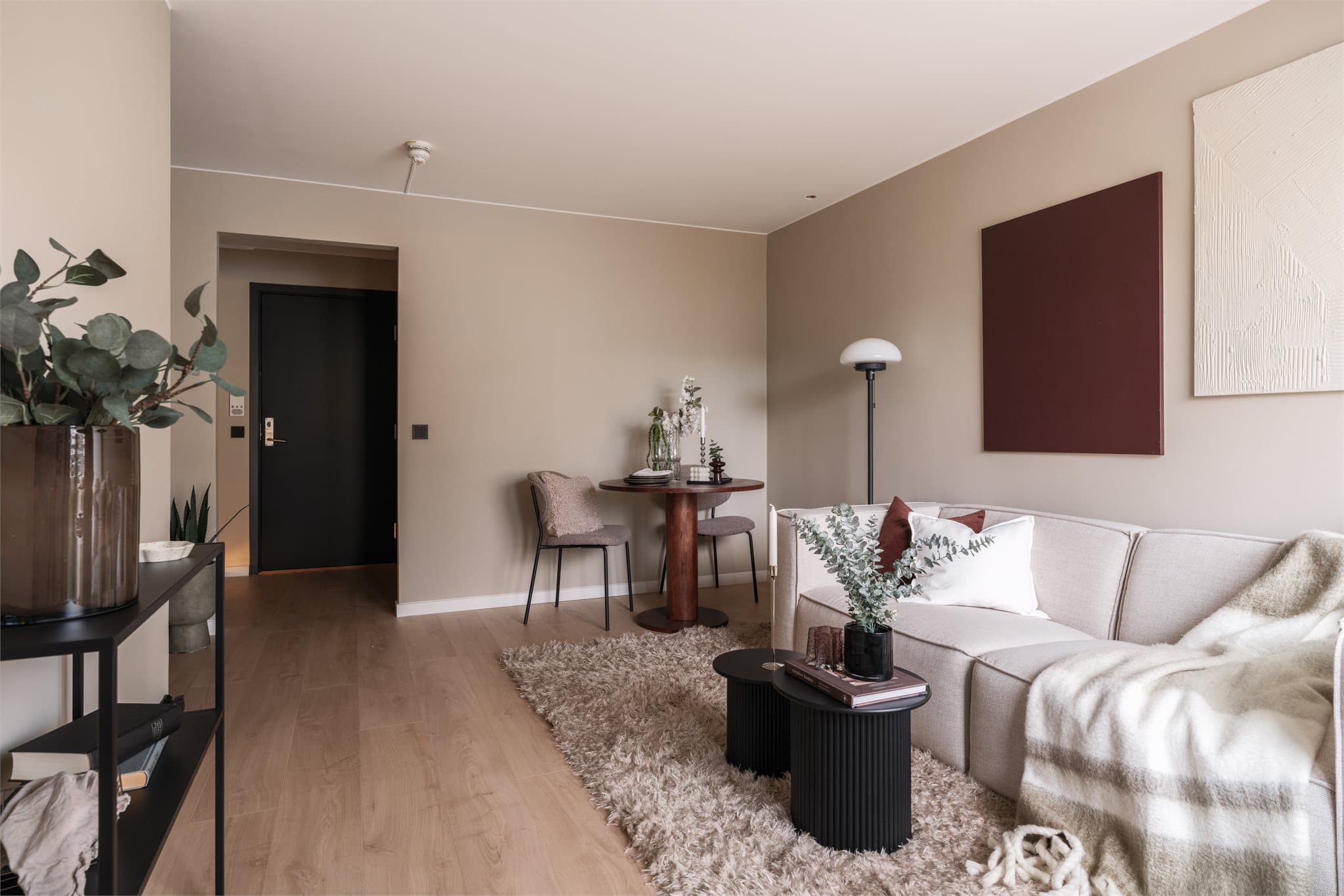 Fra denne vinkelen ser man den praktiske sammenhengen mellom entré, kjøkken og stue.