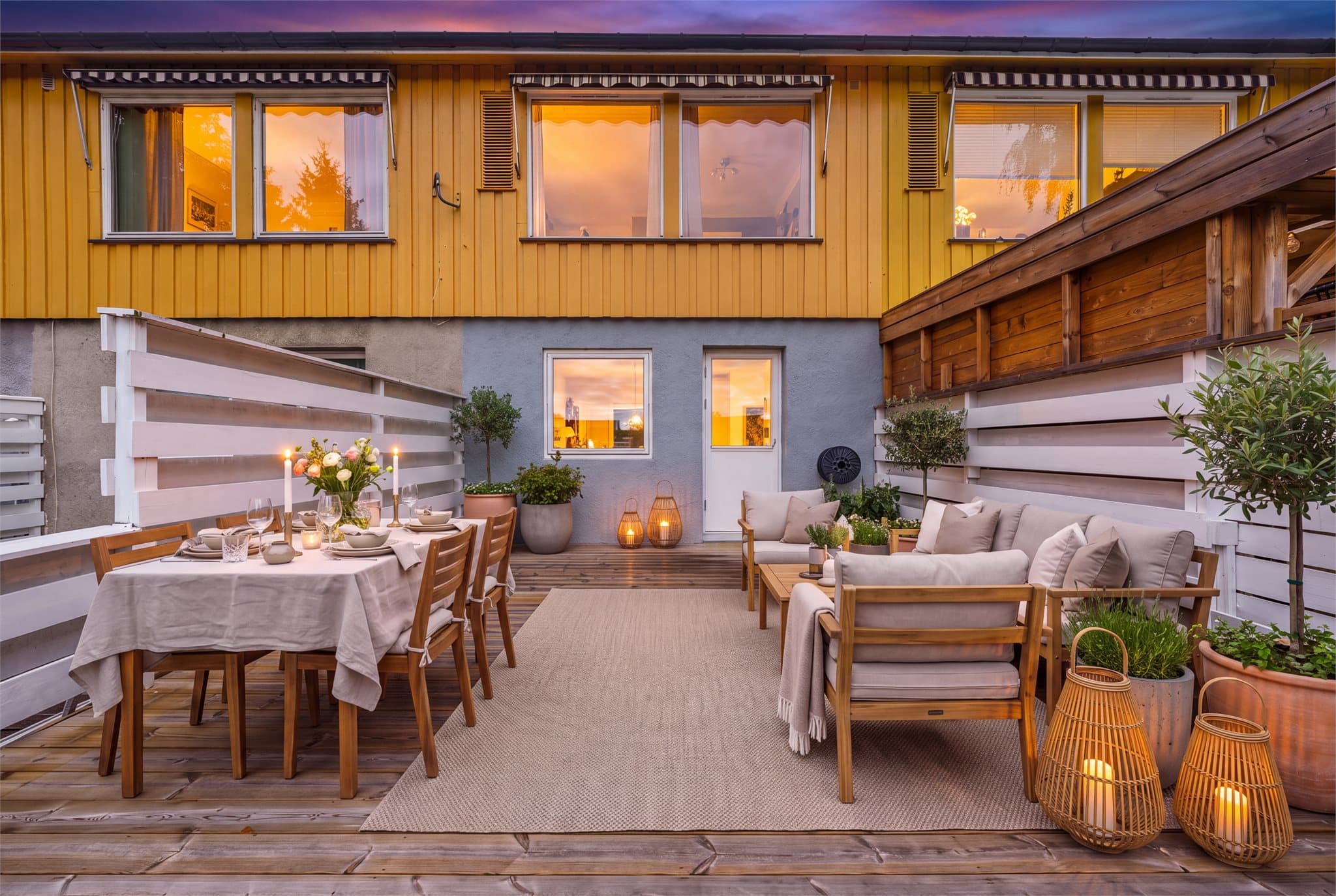 En lys og arealeffektiv rekkehusleilighet over to plan, beliggende i et rolig og familievennlig boligområde i Gjerdrum. Digitalt skumringsbilde, avvik kan forekomme.