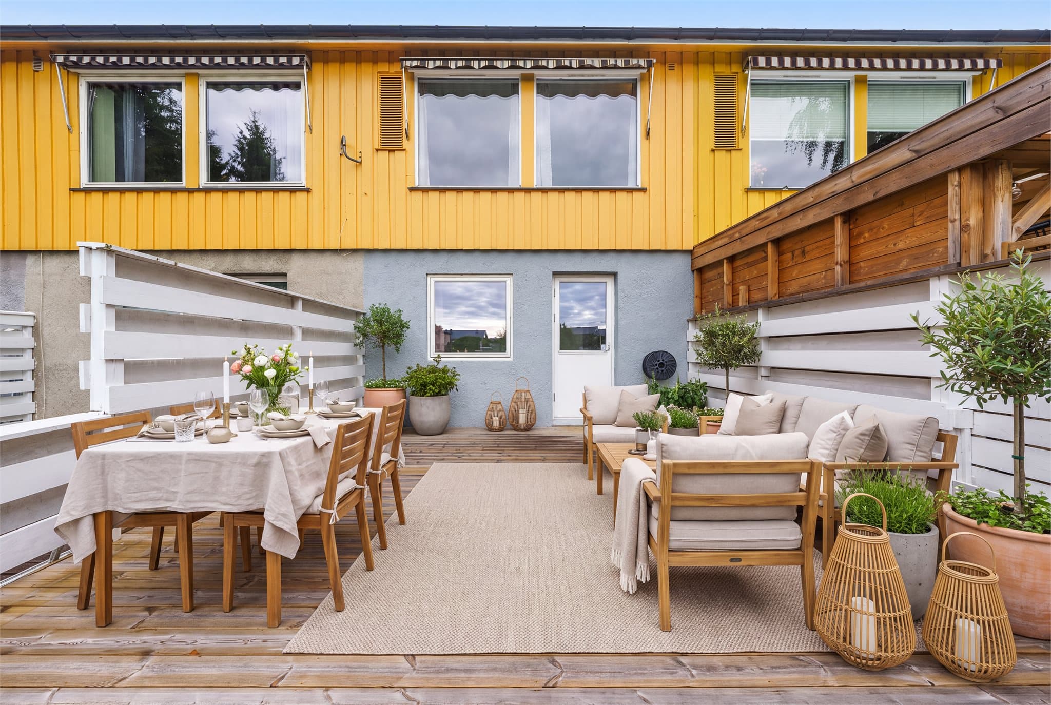 Fra soverommet er det direkte utgang til terrasse målt opp til 22 m². Digitalt møblert
