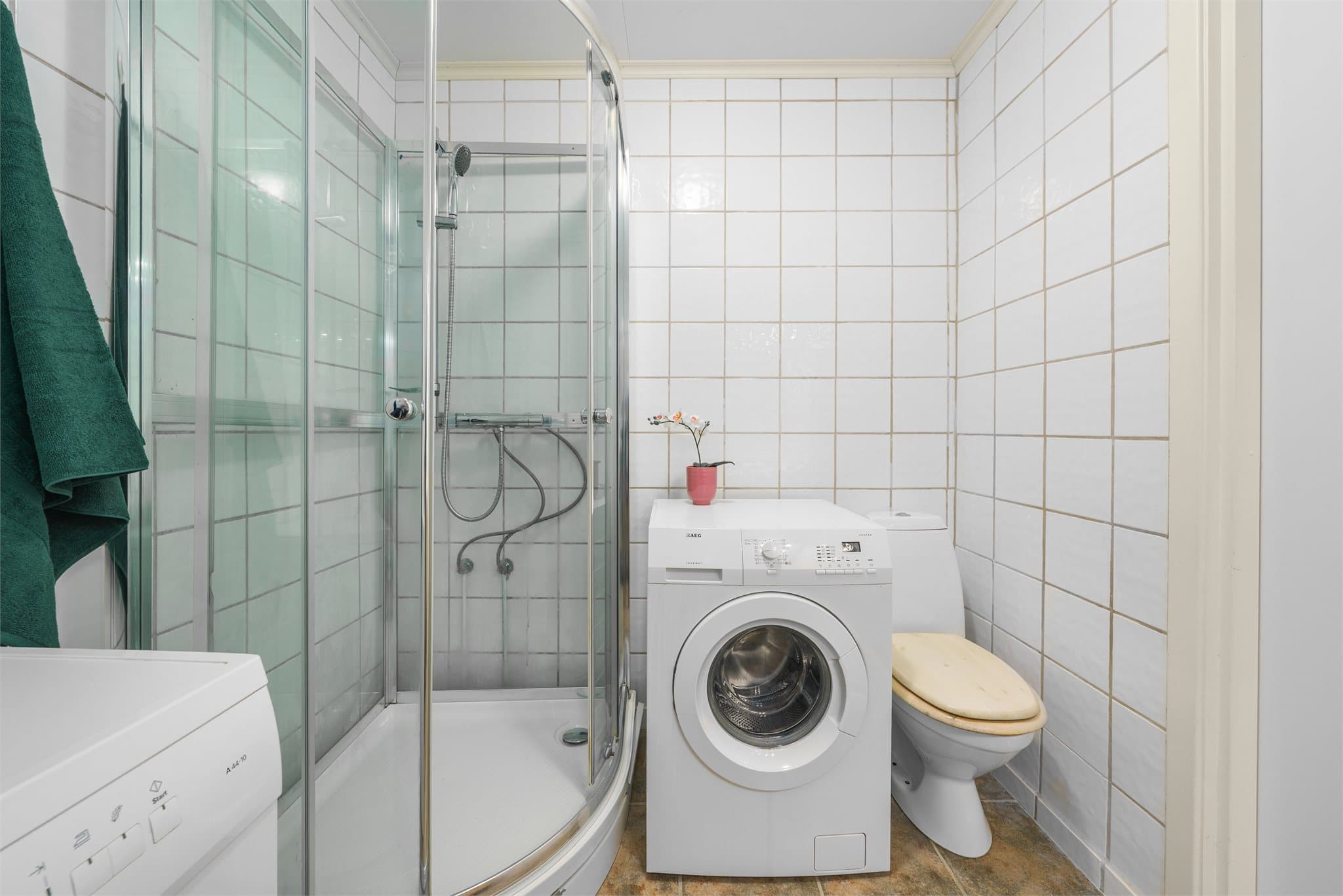 Badet har gulvvarme og er innredet med servant, servantskap, dusjkabinett, toalett og opplegg for vaskemaskin.