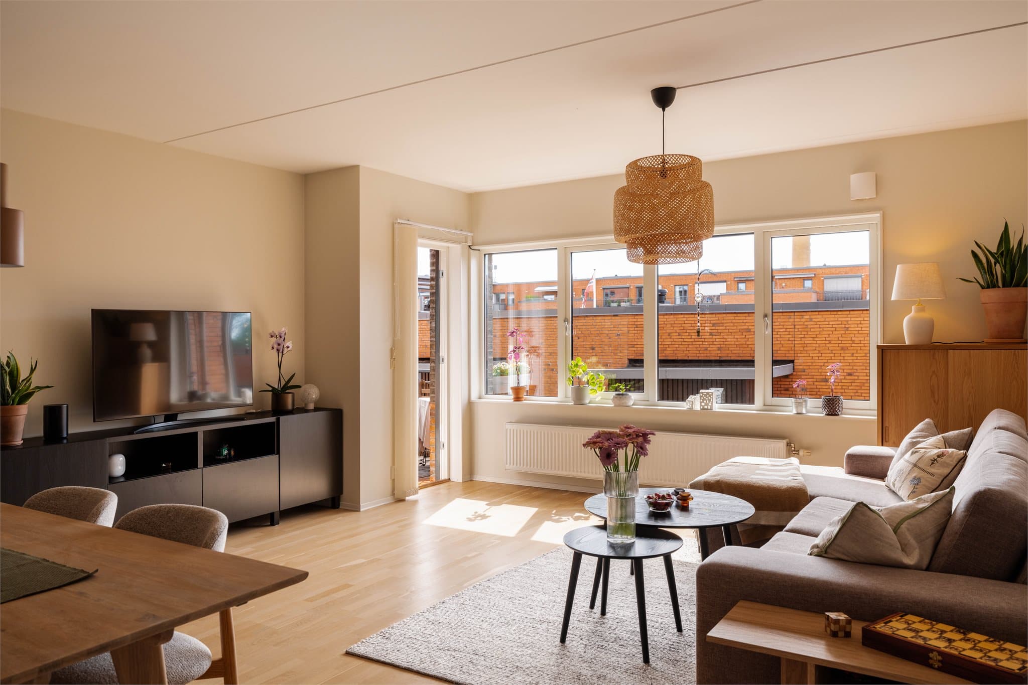 Leiligheten varmes opp via radiatorer tilknyttet fjernvarme.