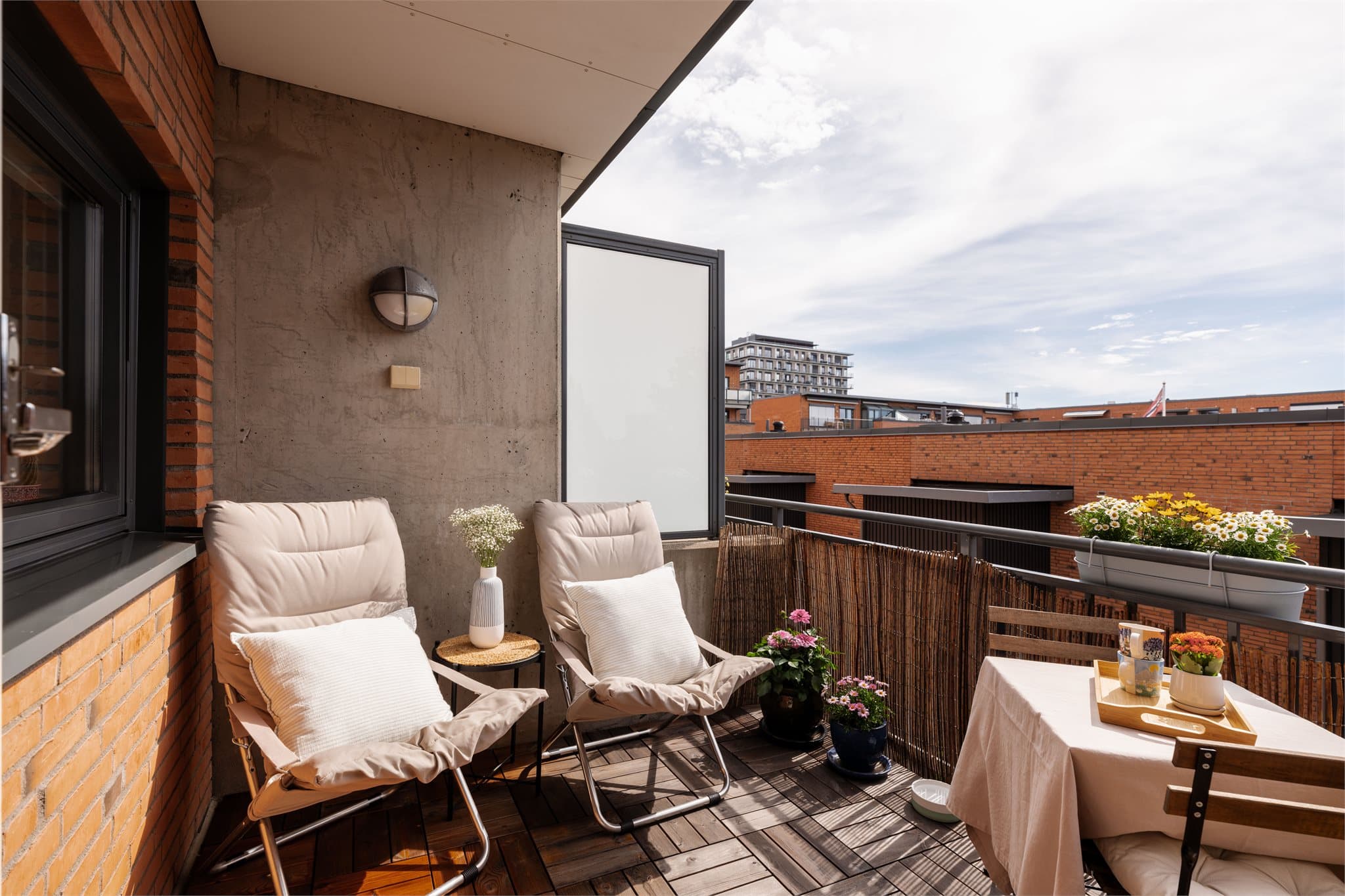 Balkongen har god plass til utemøbler og gir et hyggelig sted å nyte årets varme dager.