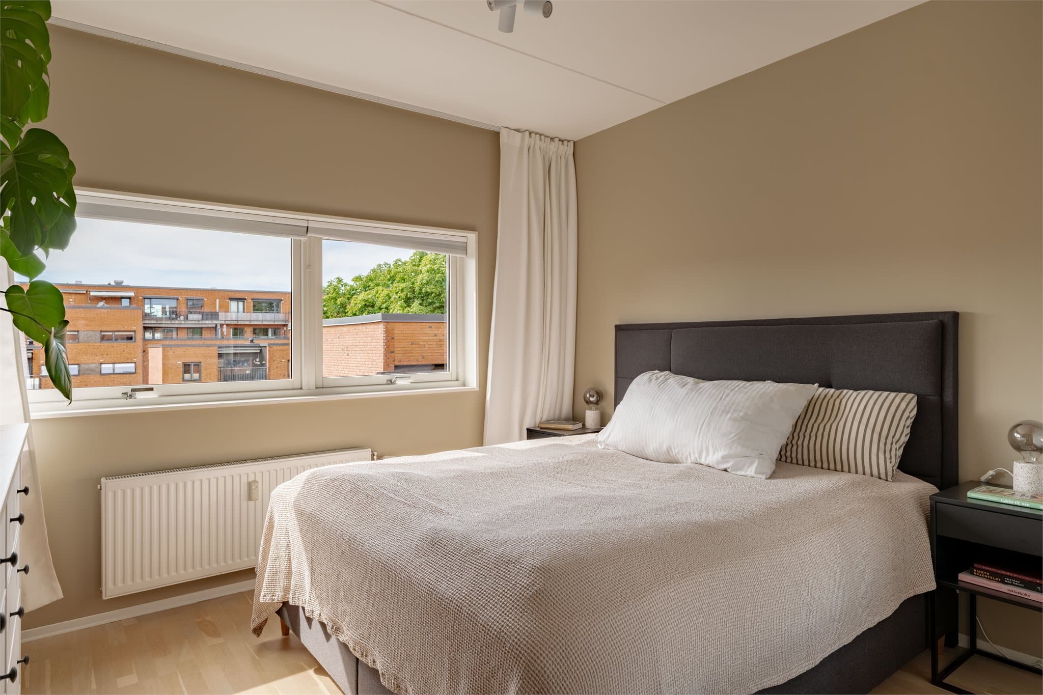 Hovedsoverommet er av god størrelse med plass til dobbeltseng og nattbord på sidene.