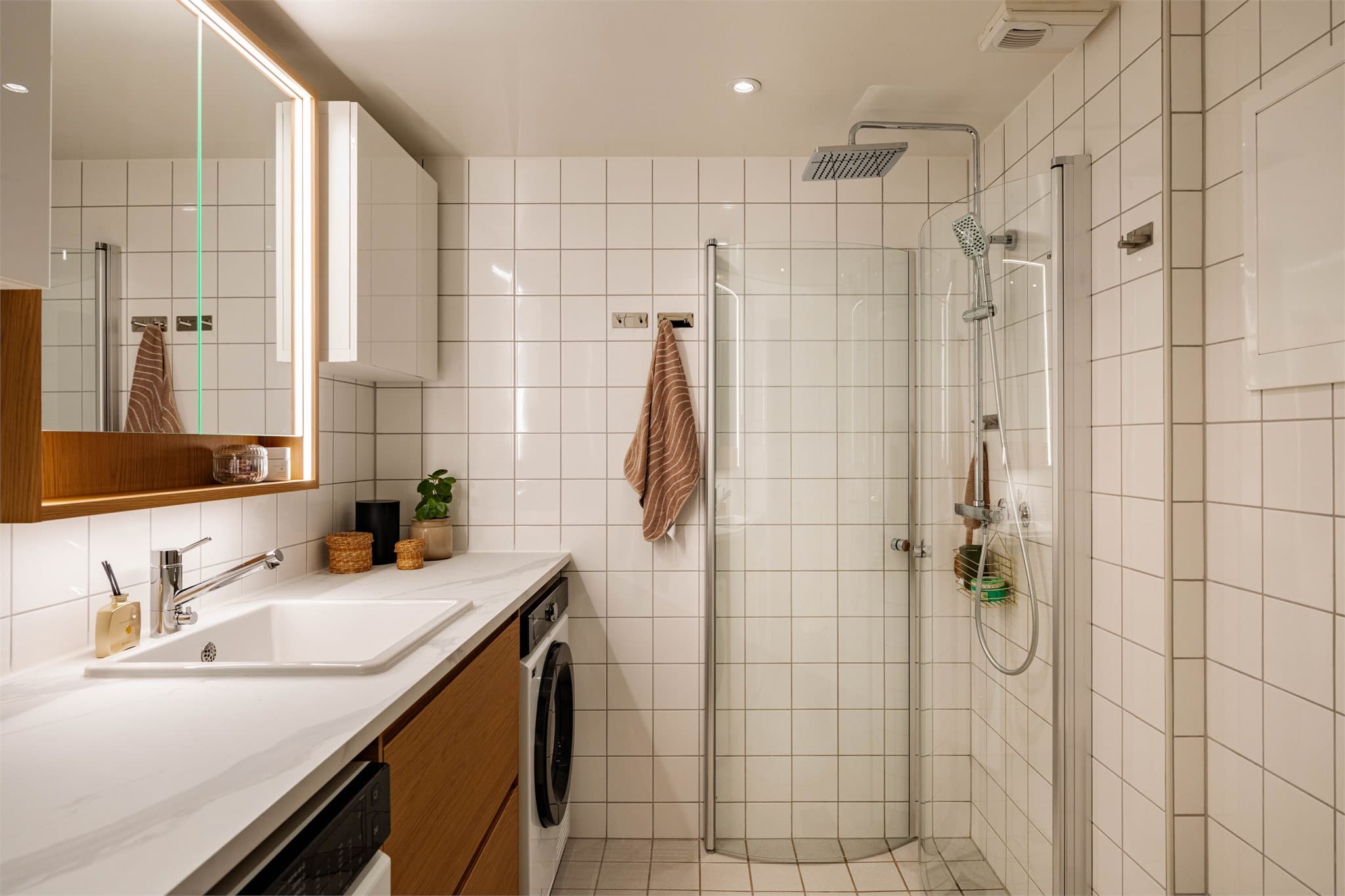 Lyst, flislagt baderom med varme i gulvet.