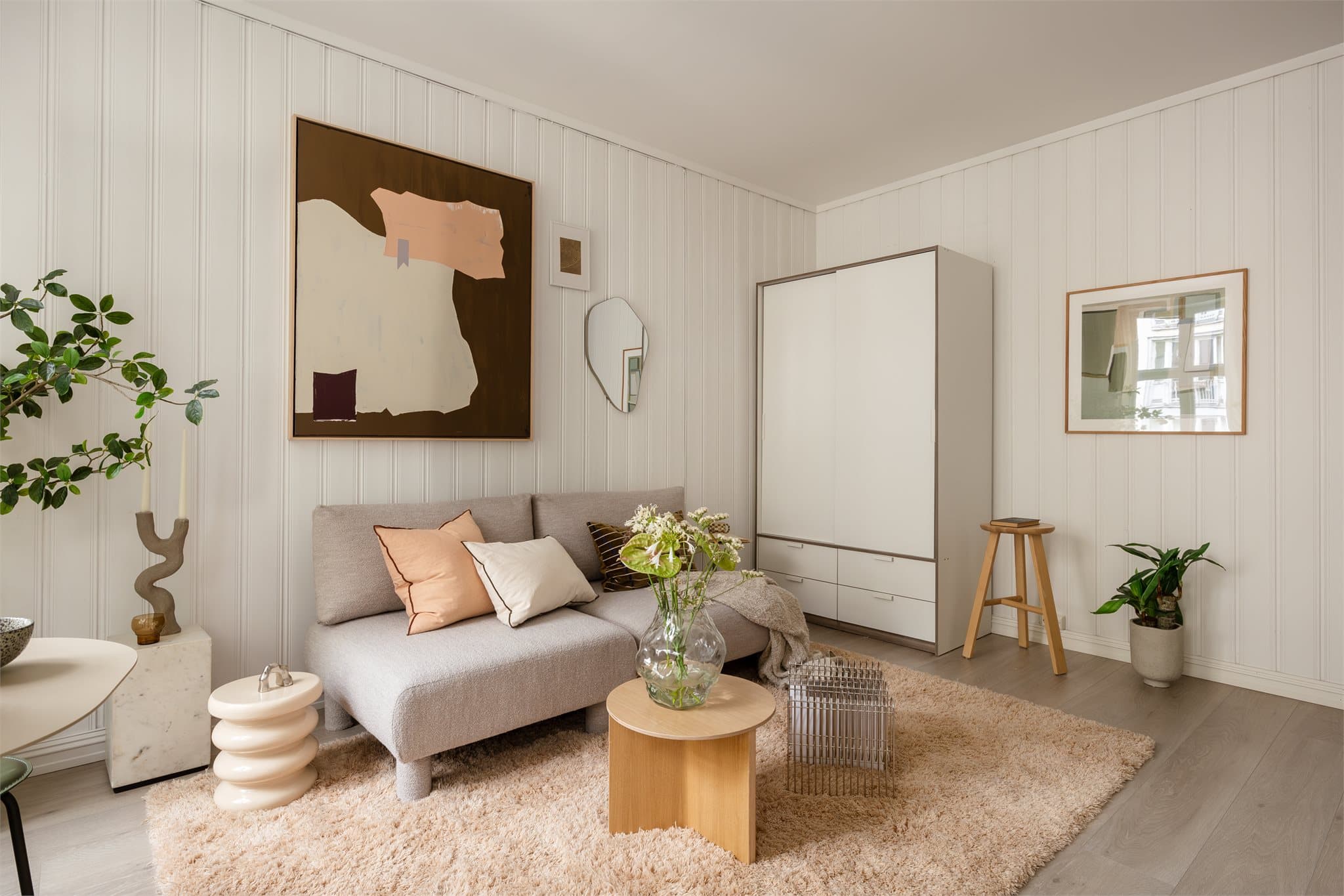 Det er lyse overflater og et slitesterkt enstavs-gulv.