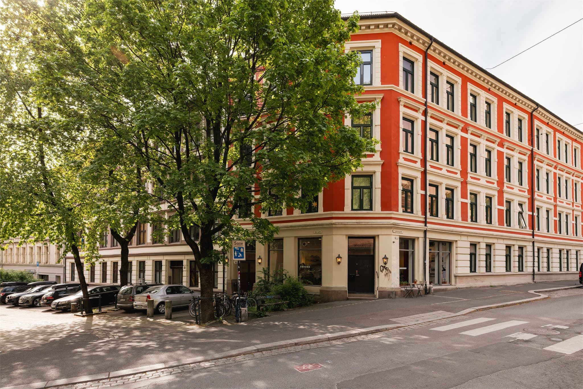 Leiligheten ligger midt i smørøyet på Fredensborg i et veletablert boligområde.