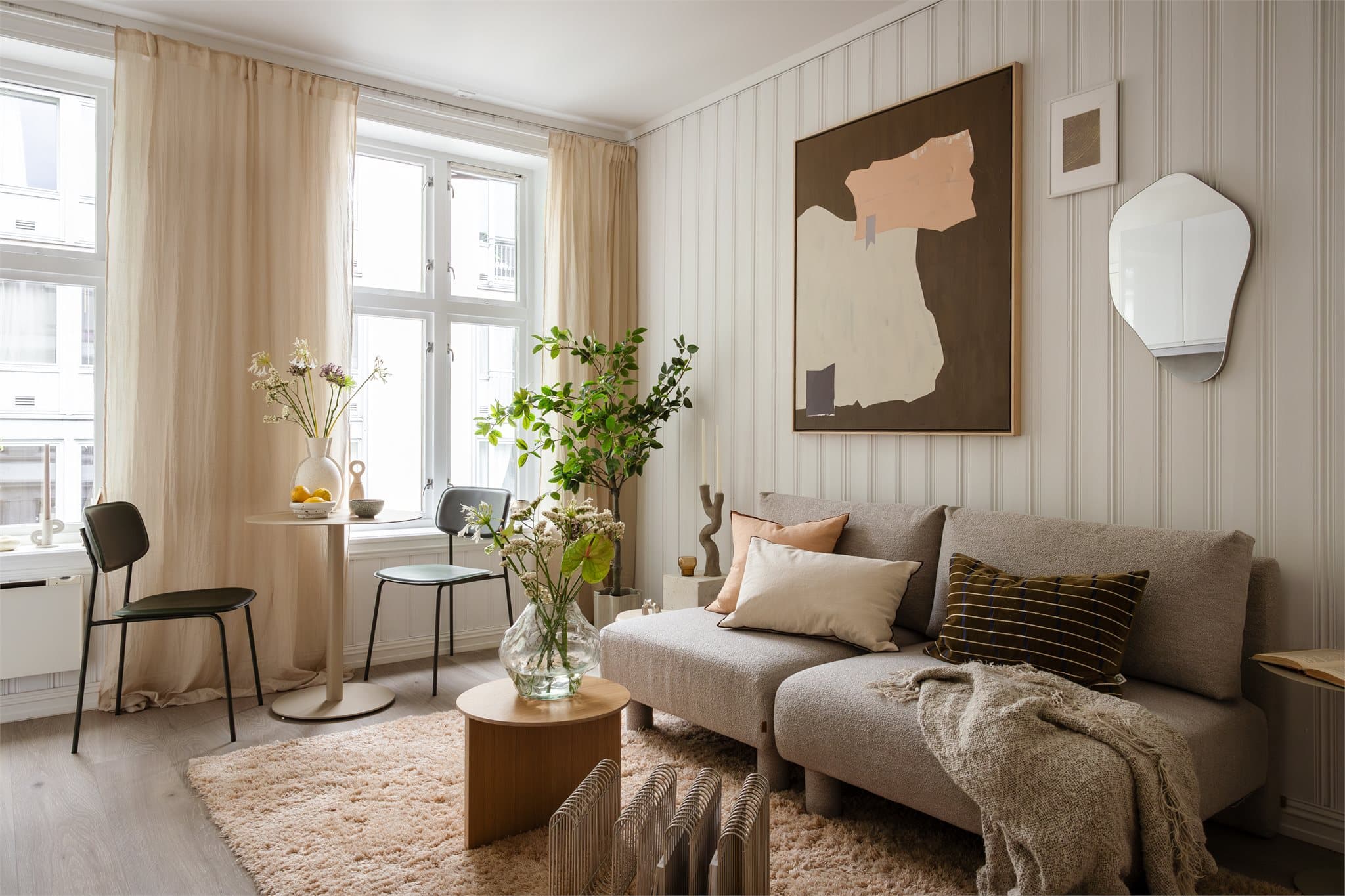 Boligen har fine og naturlige soner for innredning.