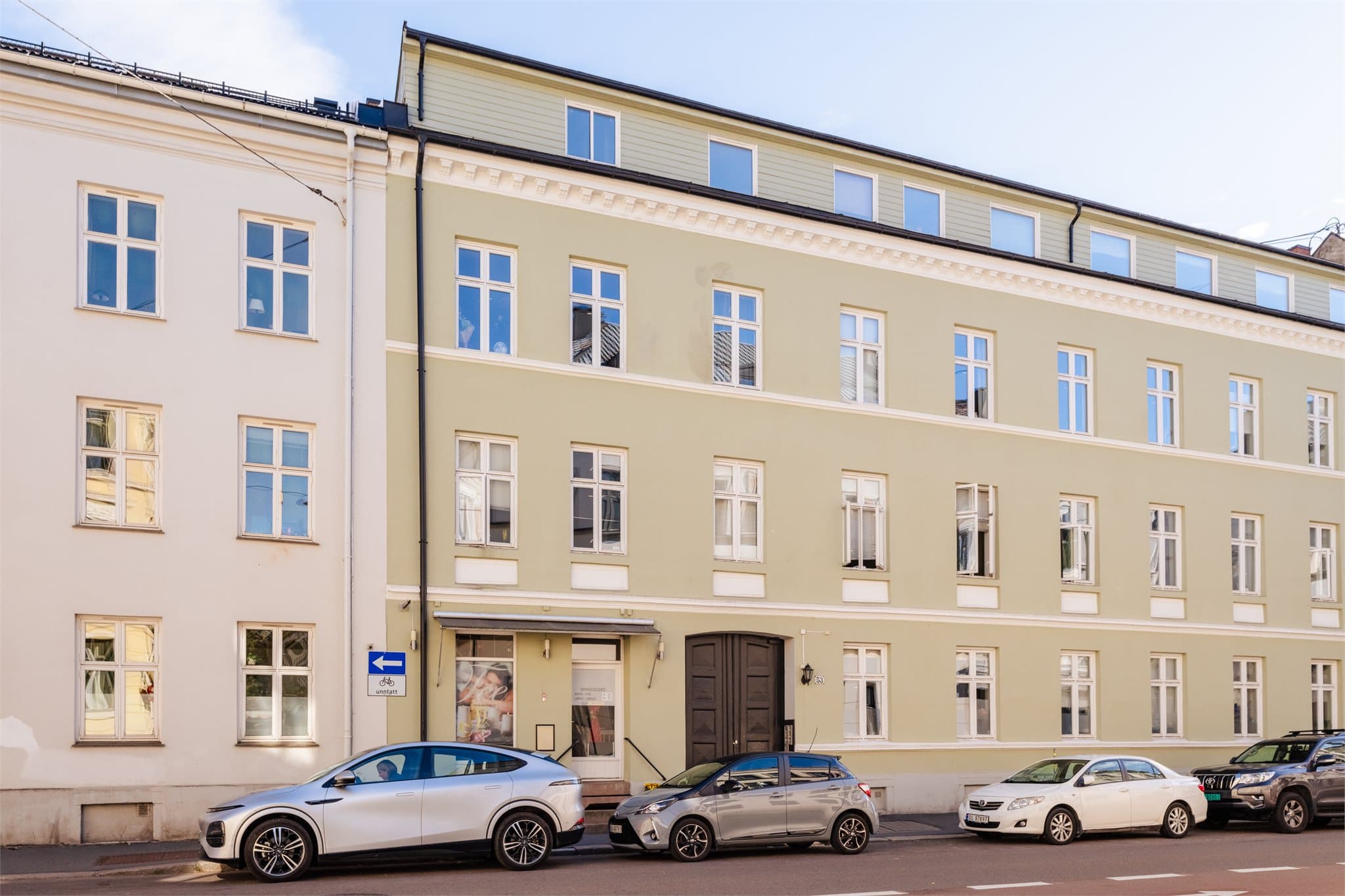 Bygården i Industrigata 53 med portrom som leder inn til det skjermede bakgårdsrommet.